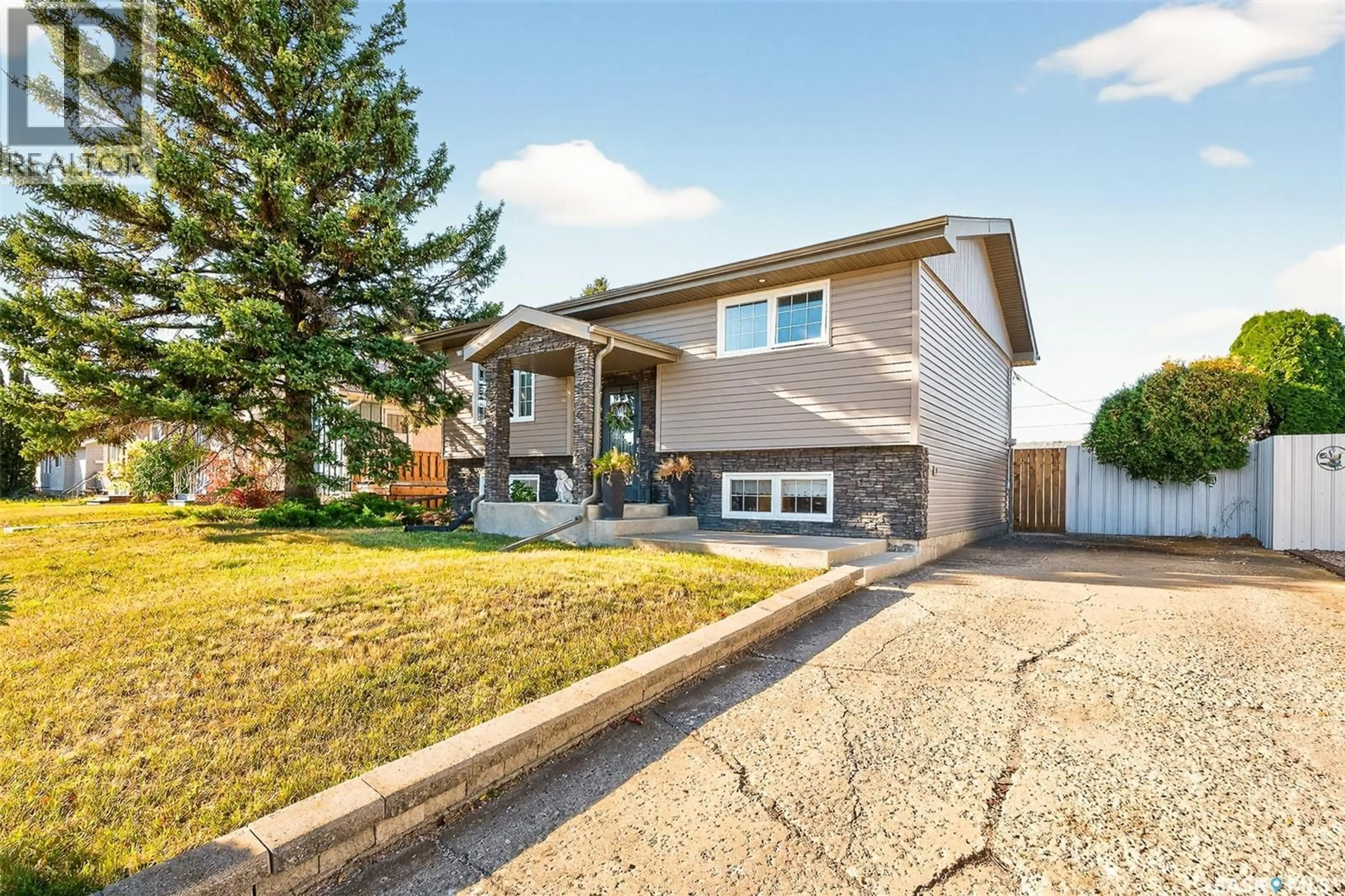 Home with vinyl exterior material, street for 1014 CORMAN CRESCENT, Moose Jaw Saskatchewan S6H6W1