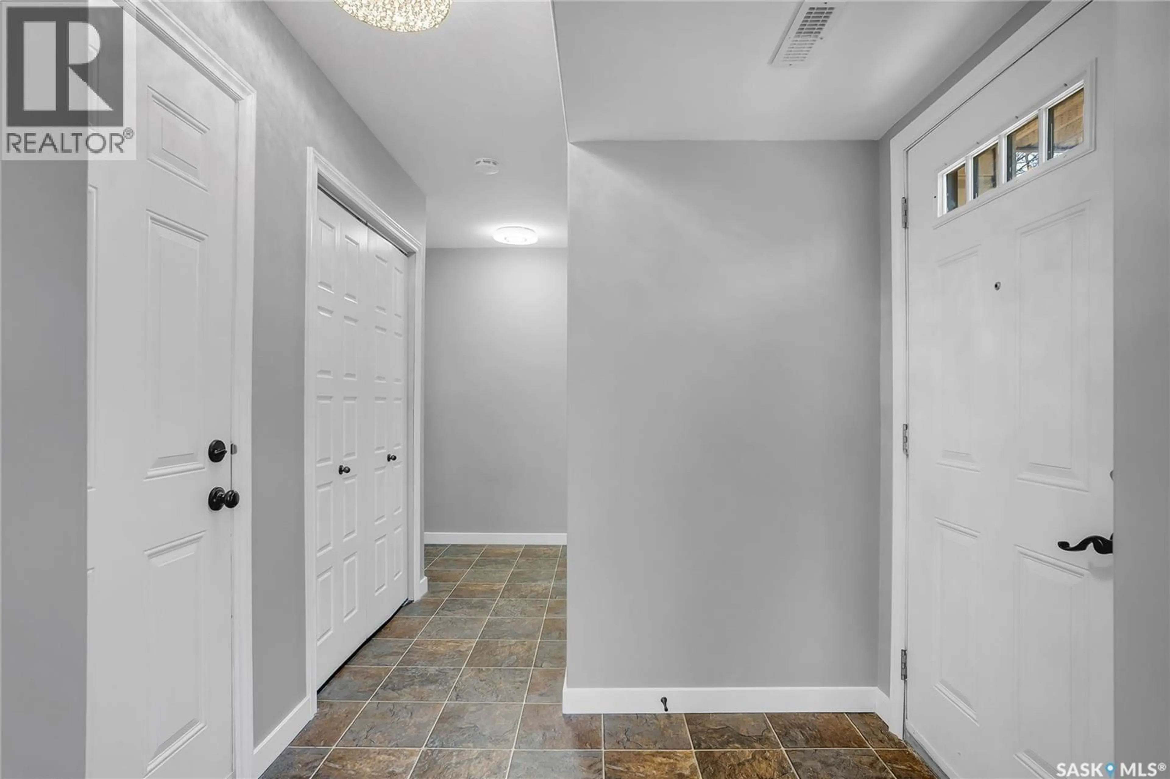 Indoor entryway for 522 150 LANGLOIS WAY, Saskatoon Saskatchewan S7T0K8