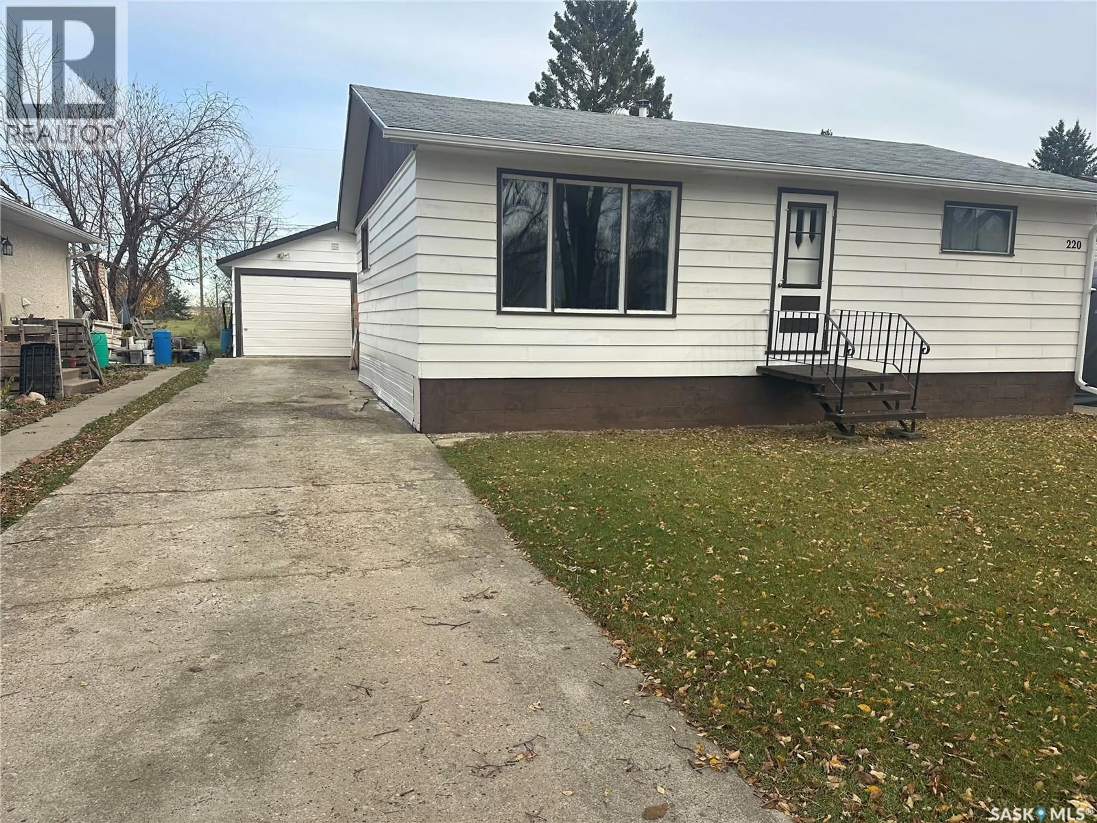 Home with vinyl exterior material, street for 220 AVENUE ROAD, Kamsack Saskatchewan S0A1S0