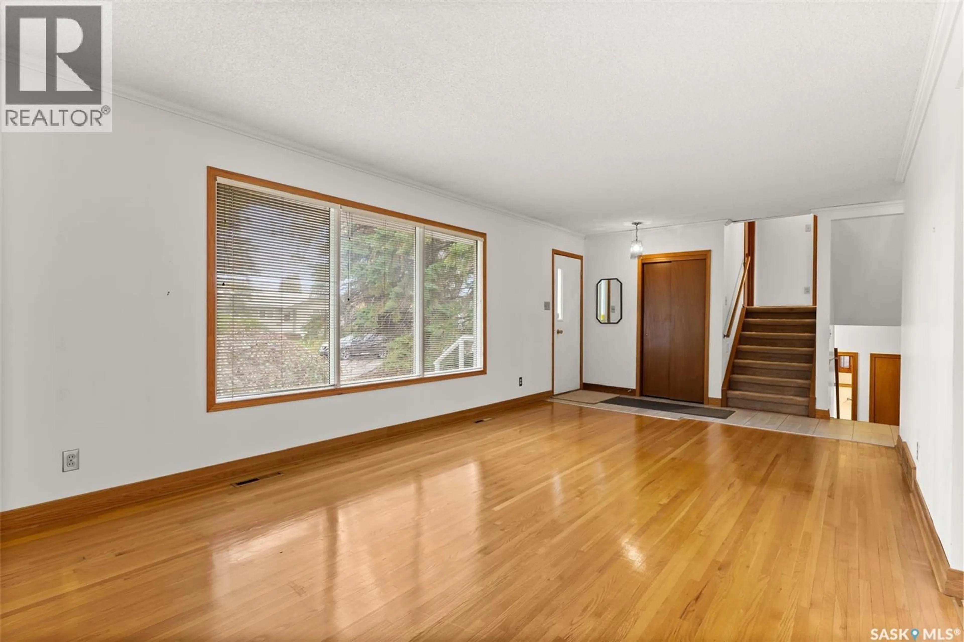 Indoor foyer for 3307 28TH AVENUE, Regina Saskatchewan S4S2N1