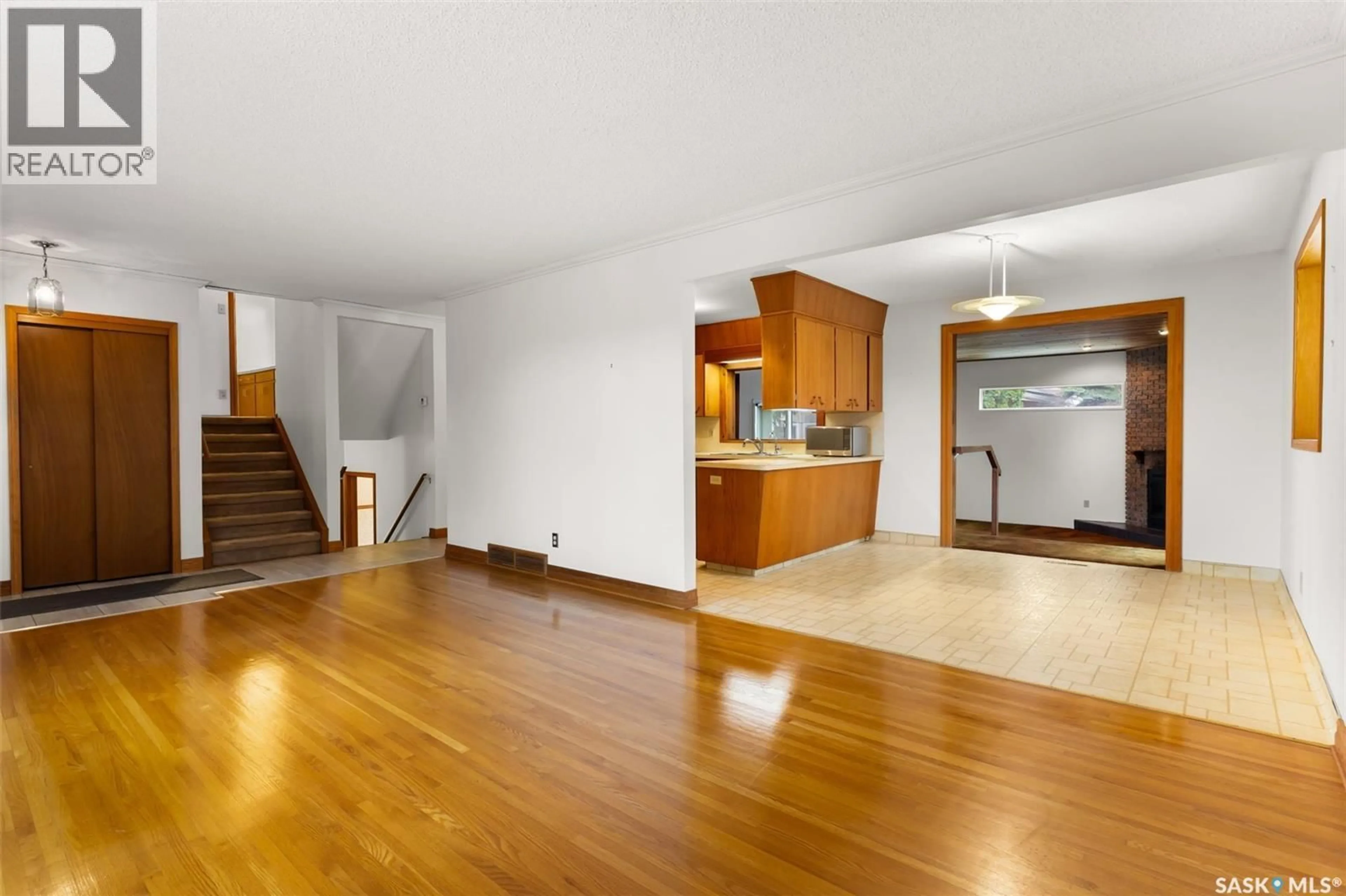 Indoor foyer for 3307 28TH AVENUE, Regina Saskatchewan S4S2N1