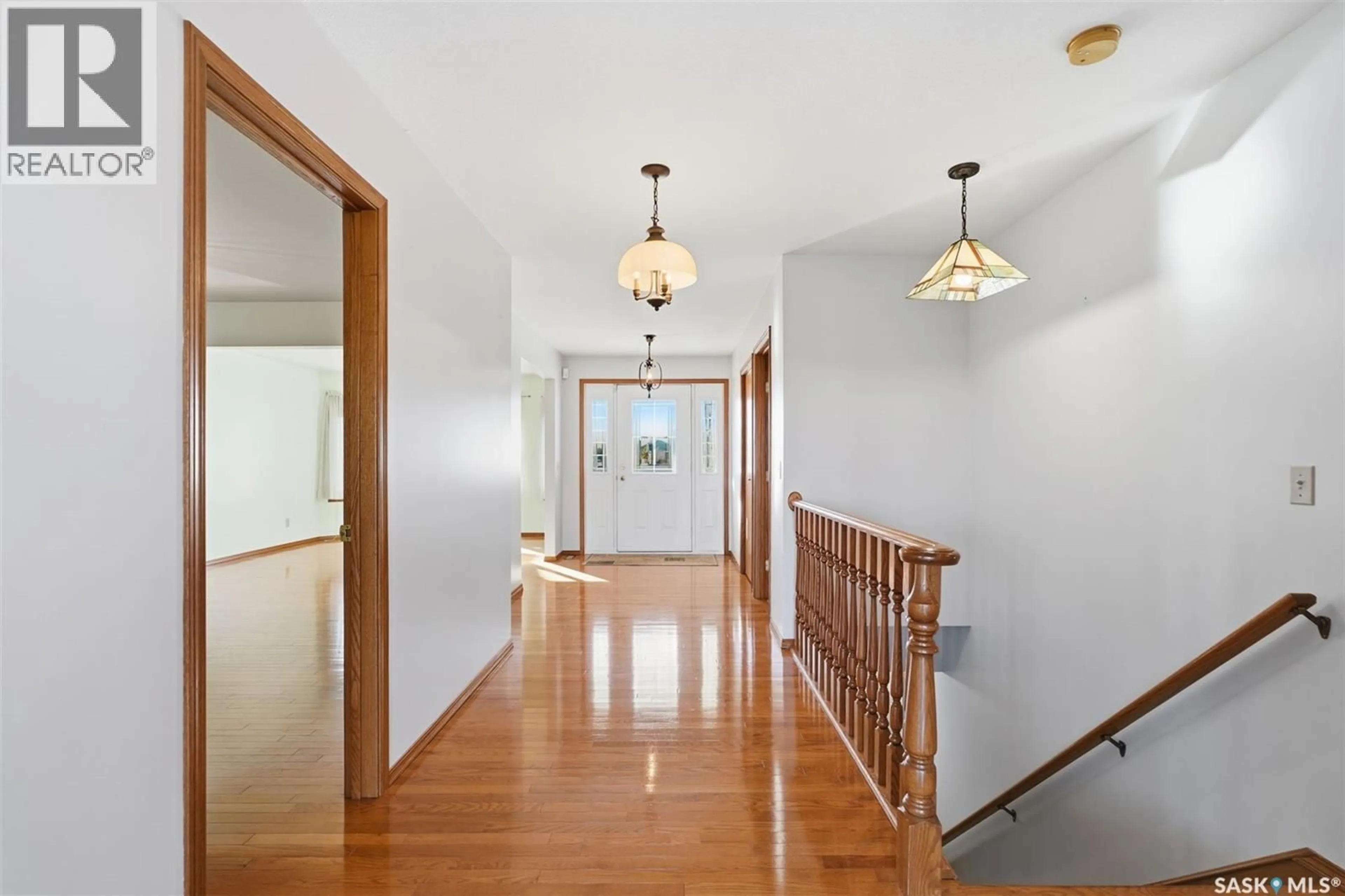 Indoor foyer for 1002 CARR CRESCENT, Saskatoon Saskatchewan S7S1L9