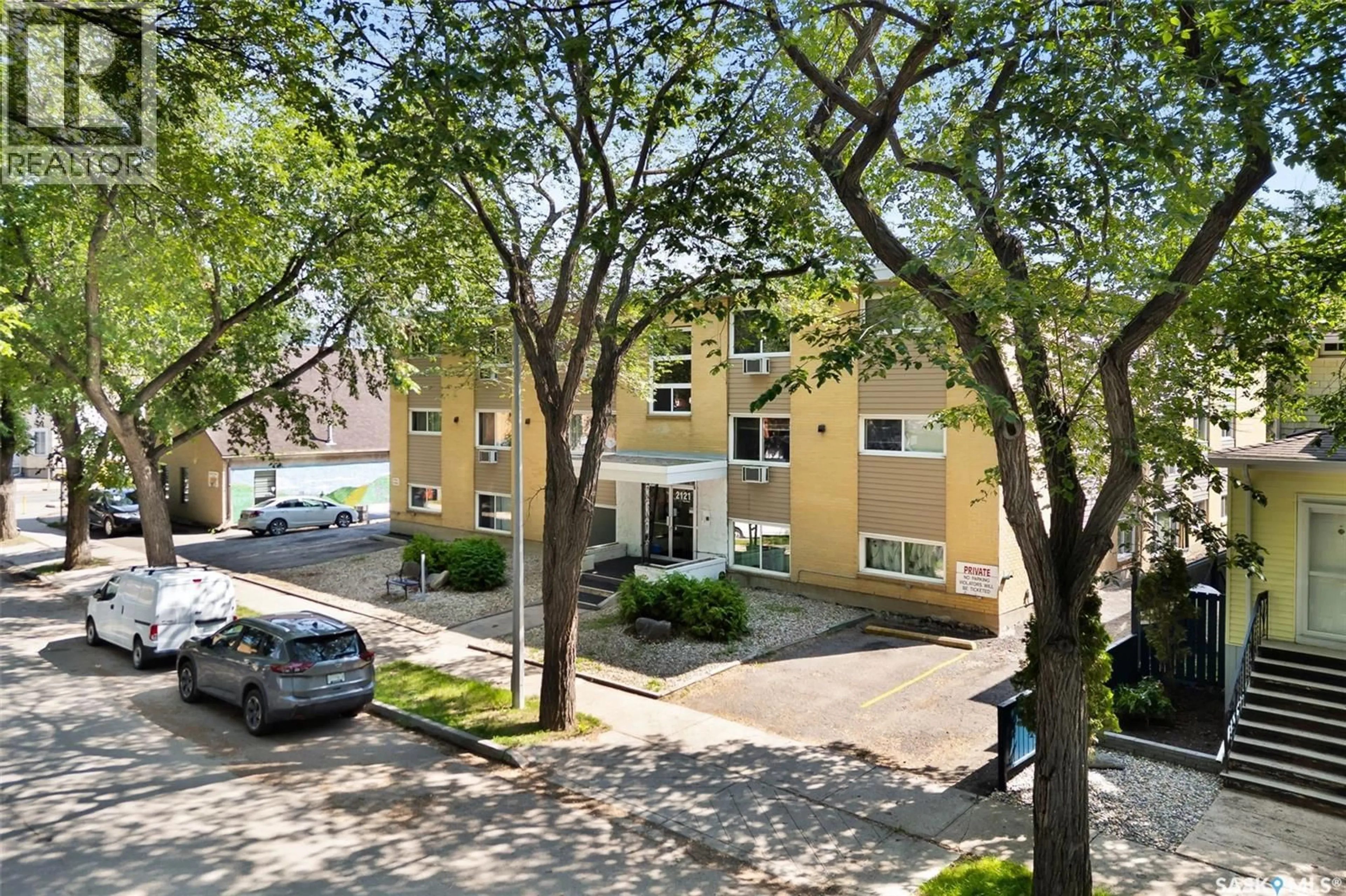 A pic from outside/outdoor area/front of a property/back of a property/a pic from drone, street for 10 2121 RAE STREET, Regina Saskatchewan S4T2E8