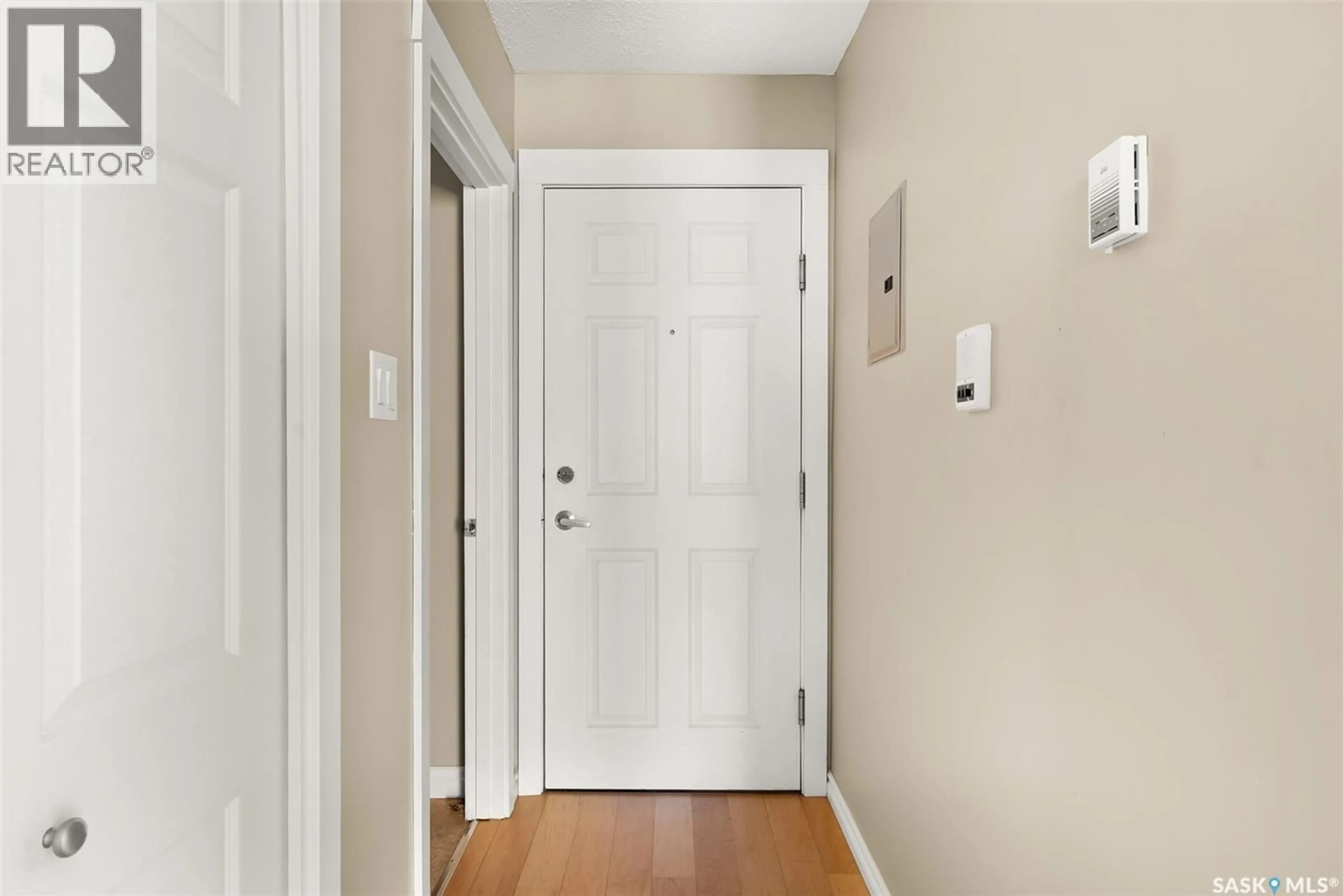 Indoor entryway for 10 2121 RAE STREET, Regina Saskatchewan S4T2E8