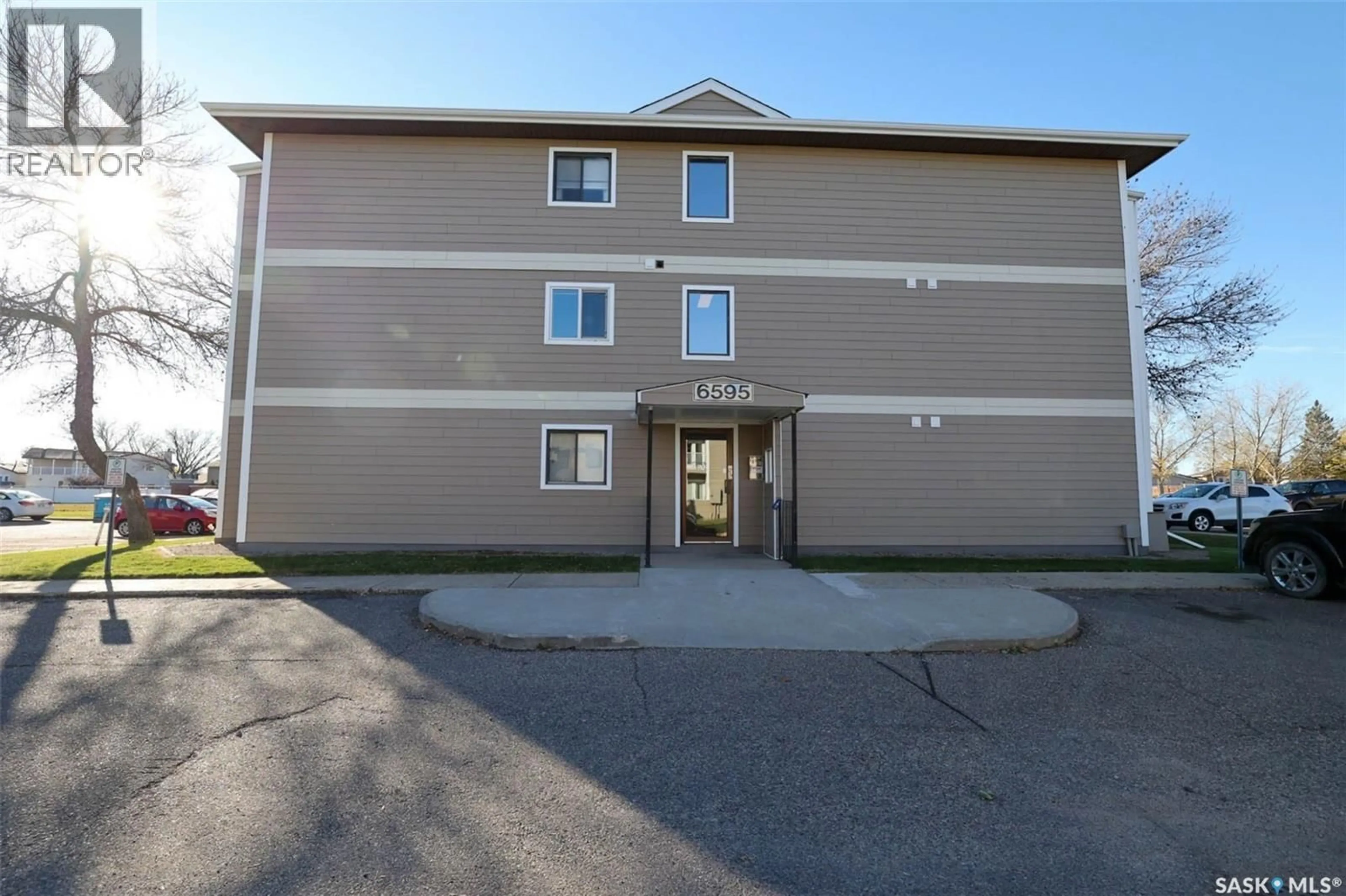 Patio, building for 6595 - 16 ROCHDALE BOULEVARD, Regina Saskatchewan S4X2Z1
