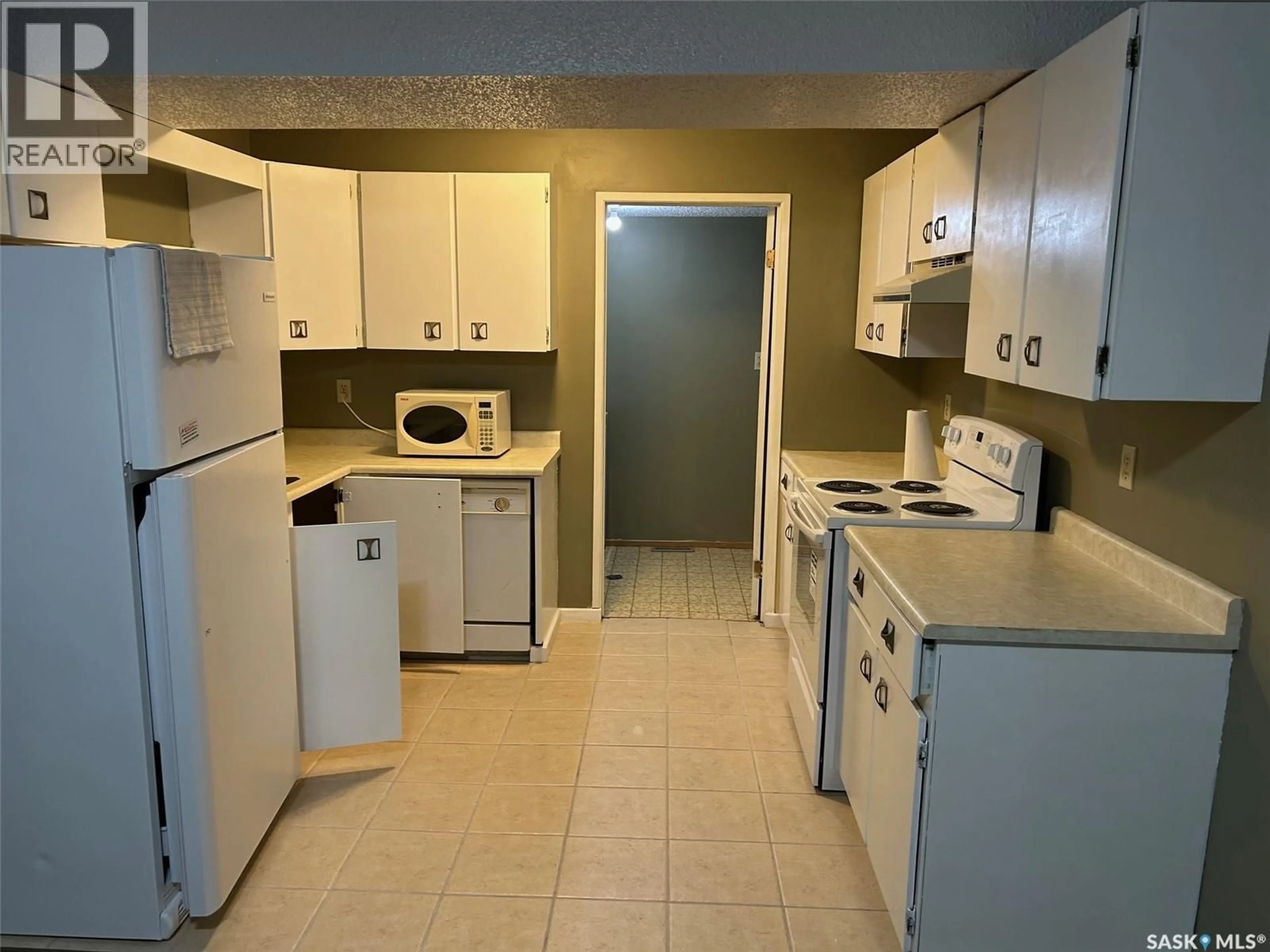 Standard kitchen, unknown for 6517 ROCHDALE BOULEVARD, Regina Saskatchewan S4X2Z1