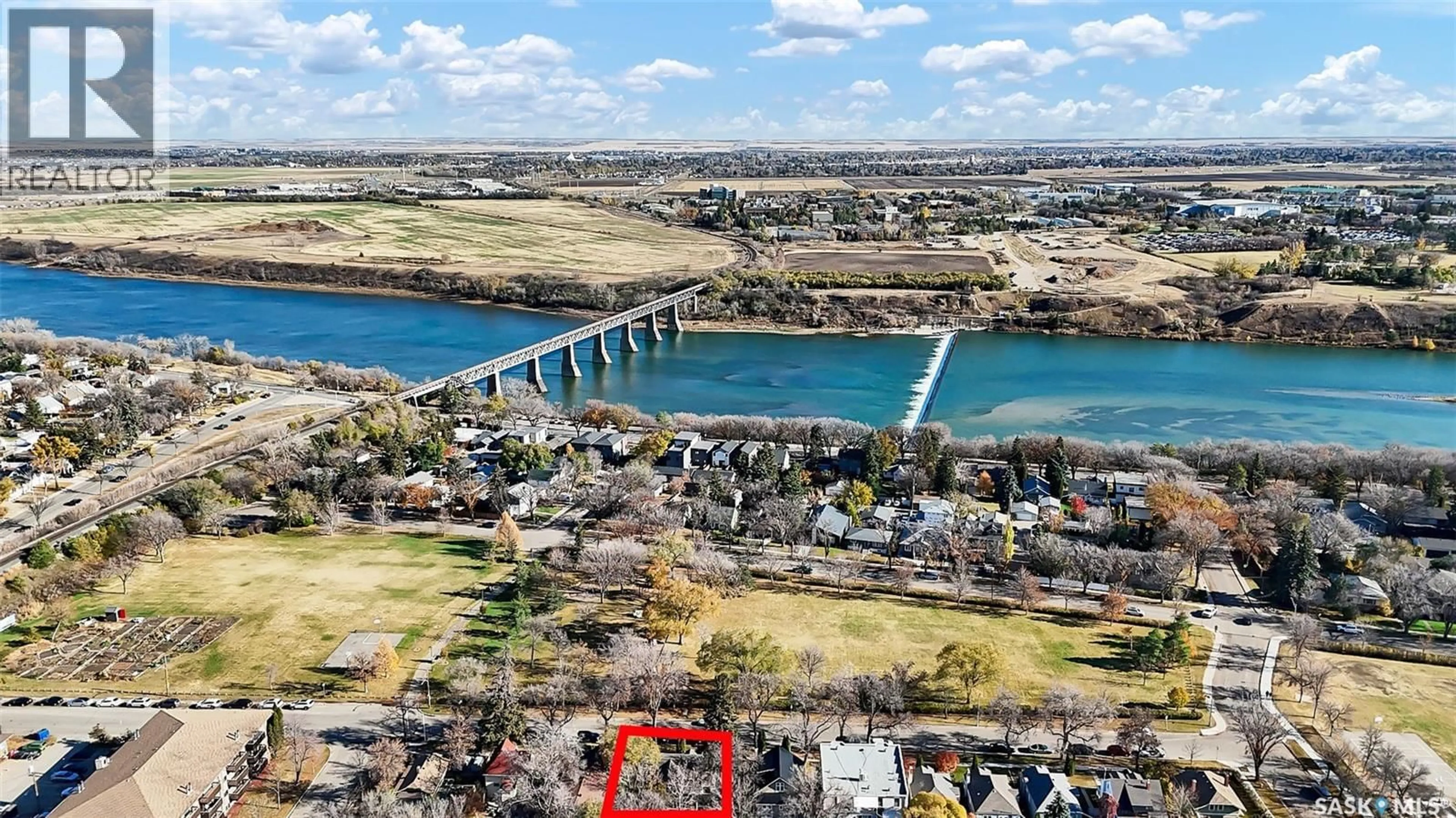 A pic from outside/outdoor area/front of a property/back of a property/a pic from drone, water/lake/river/ocean view for 927 10TH AVENUE, Saskatoon Saskatchewan S7K3A3