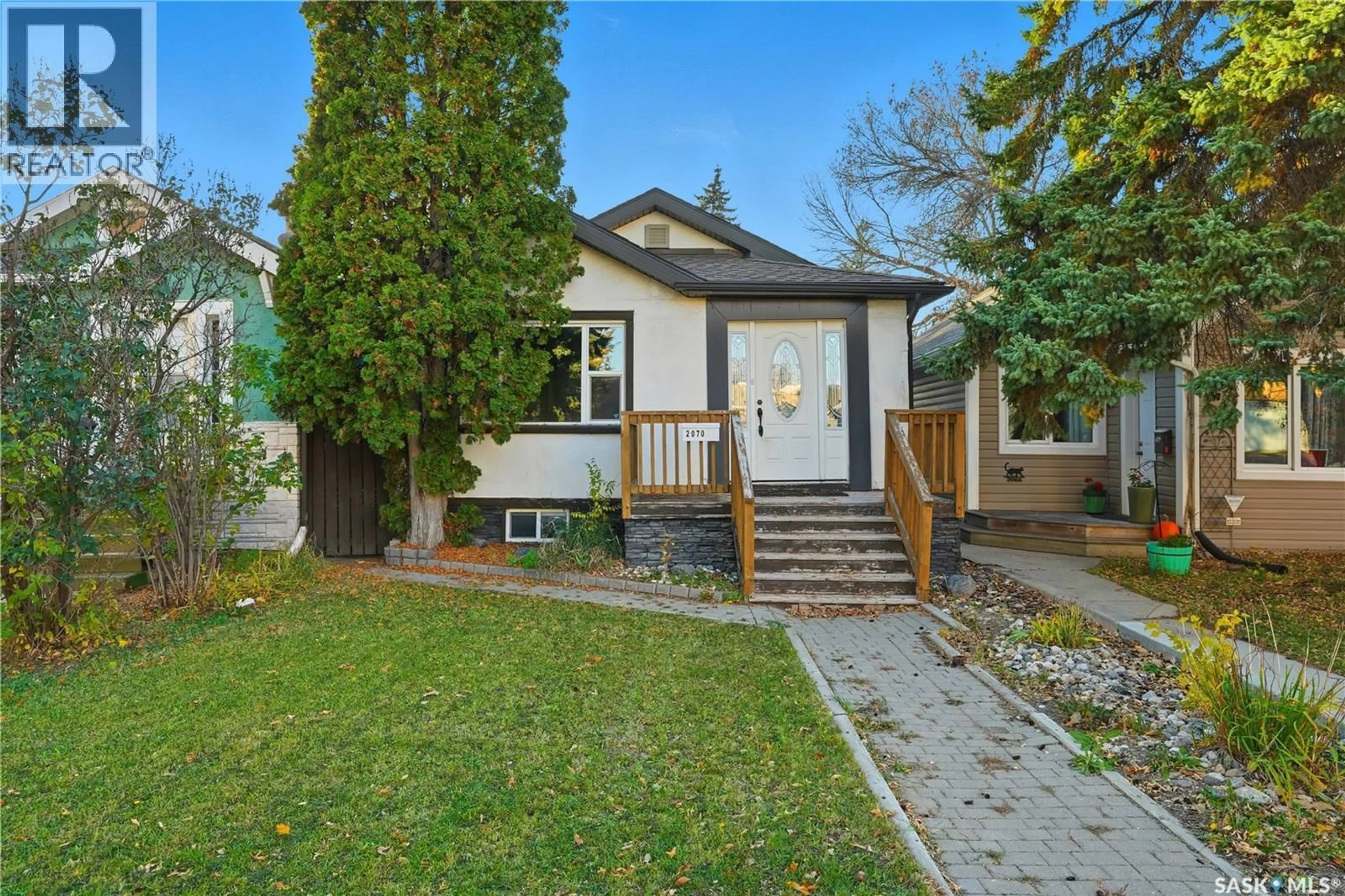 Home with vinyl exterior material, street for 2070 QUEBEC STREET, Regina Saskatchewan S4P1J9