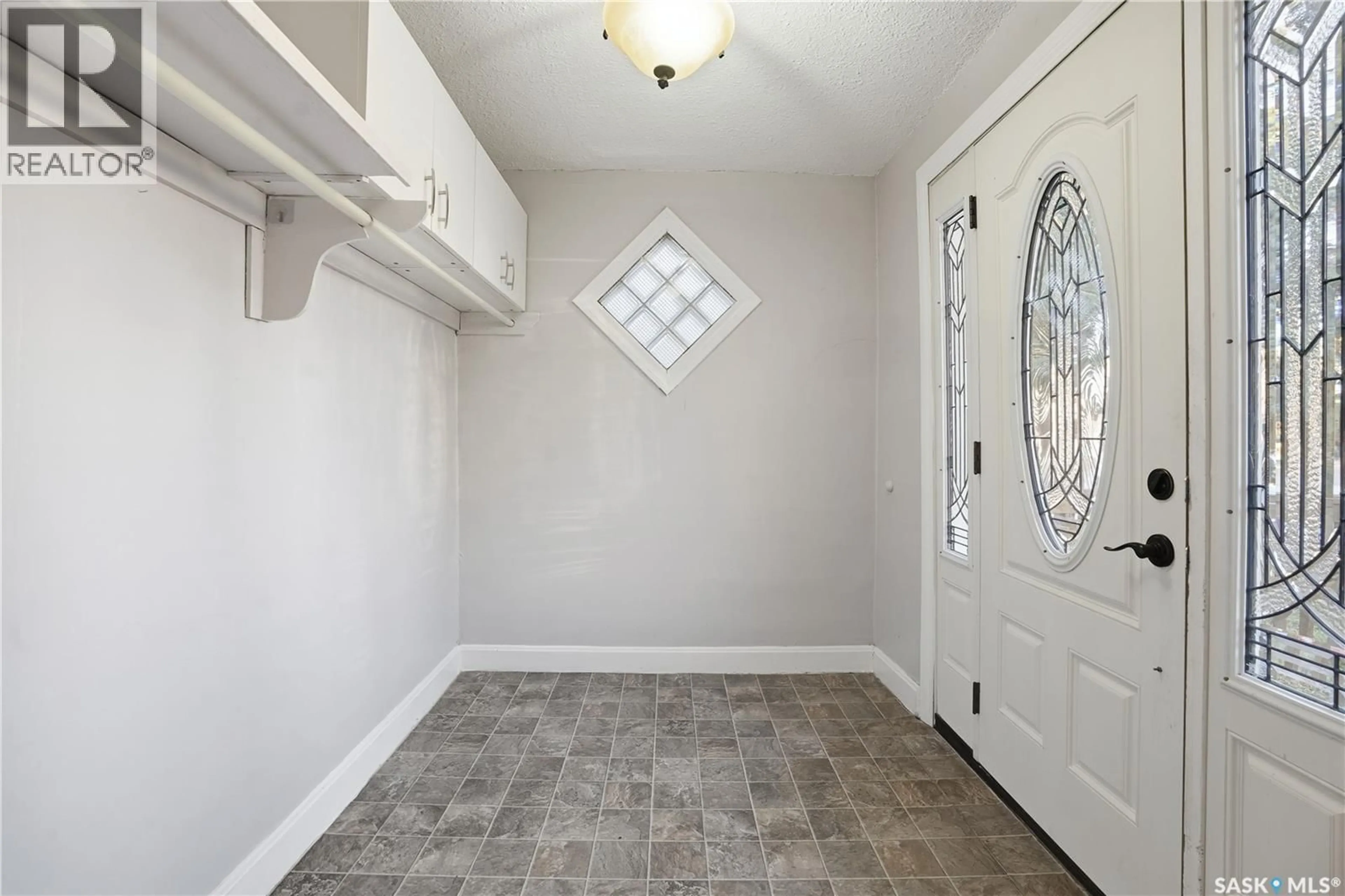Indoor entryway for 2070 QUEBEC STREET, Regina Saskatchewan S4P1J9