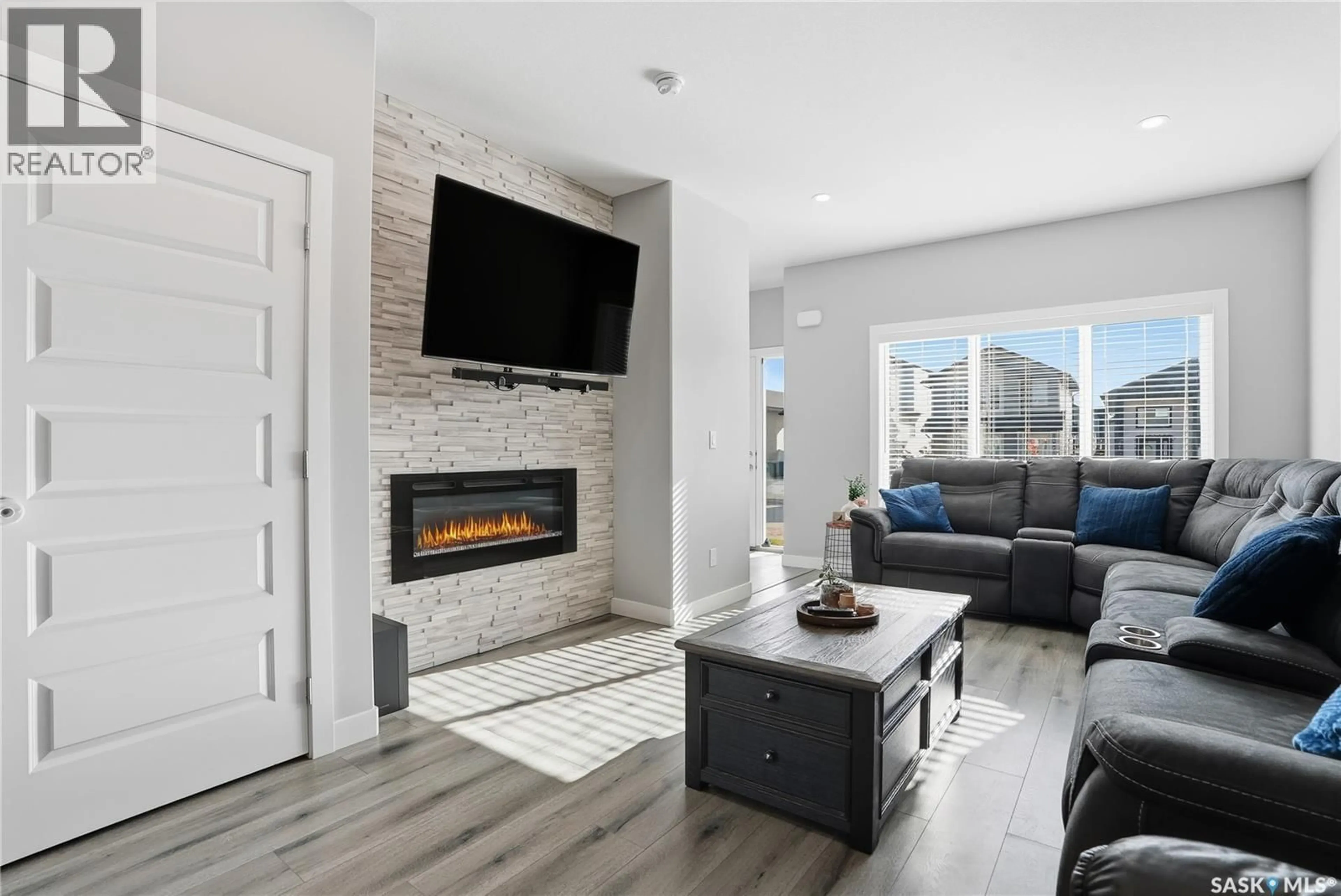 Living room with furniture, unknown for 677 FEHEREGYHAZI BOULEVARD, Saskatoon Saskatchewan S7W0Z4