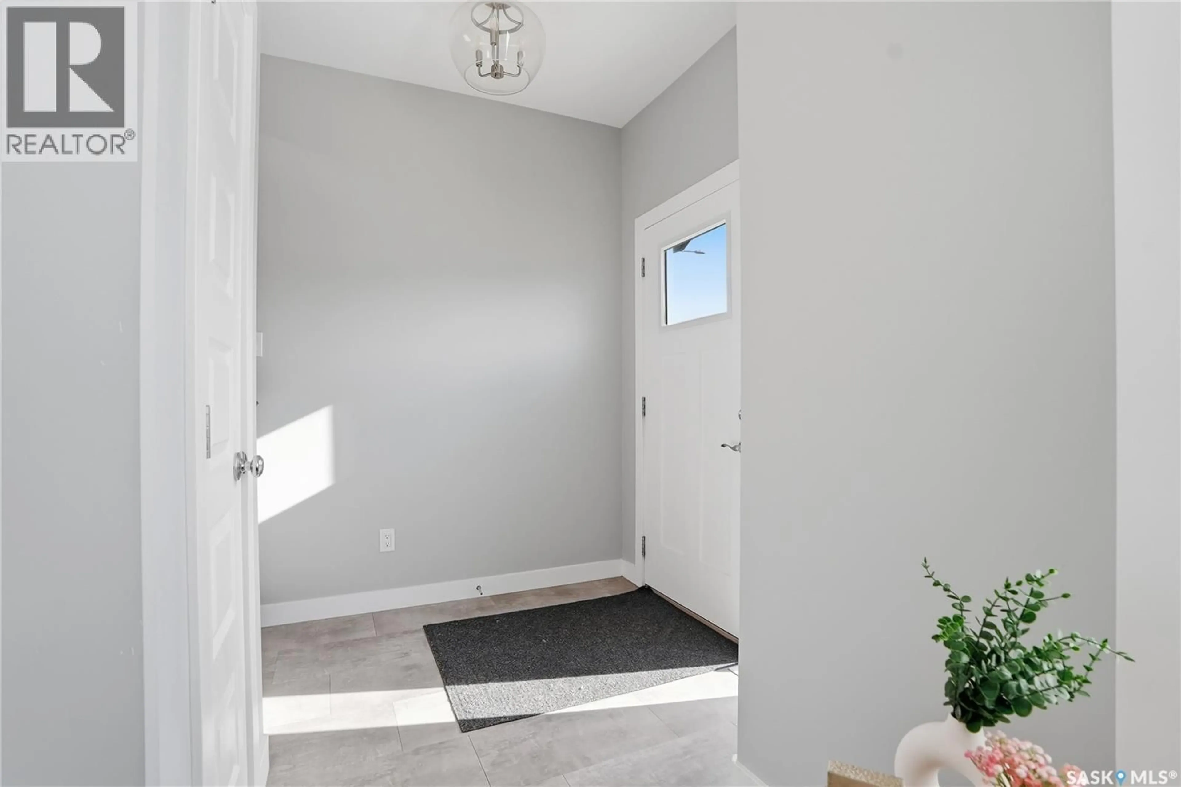 Indoor entryway for 677 FEHEREGYHAZI BOULEVARD, Saskatoon Saskatchewan S7W0Z4