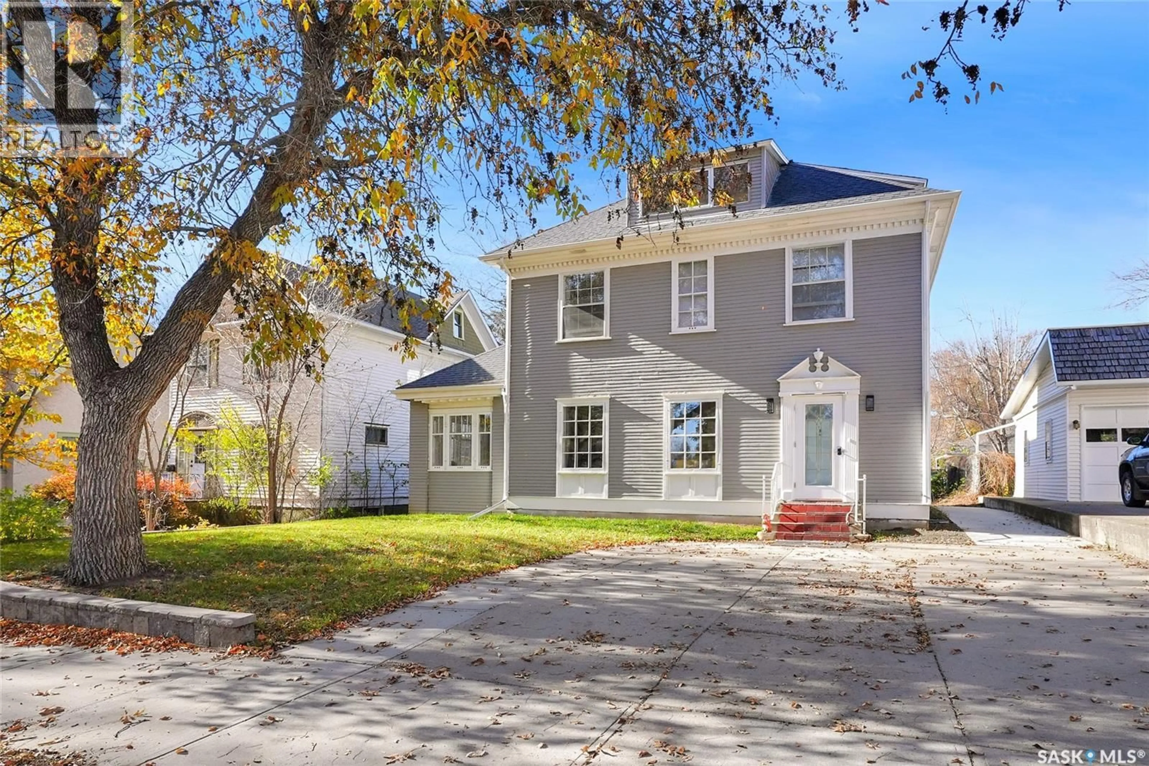 Home with vinyl exterior material, street for 1136 1ST AVENUE, Moose Jaw Saskatchewan S6H3N3