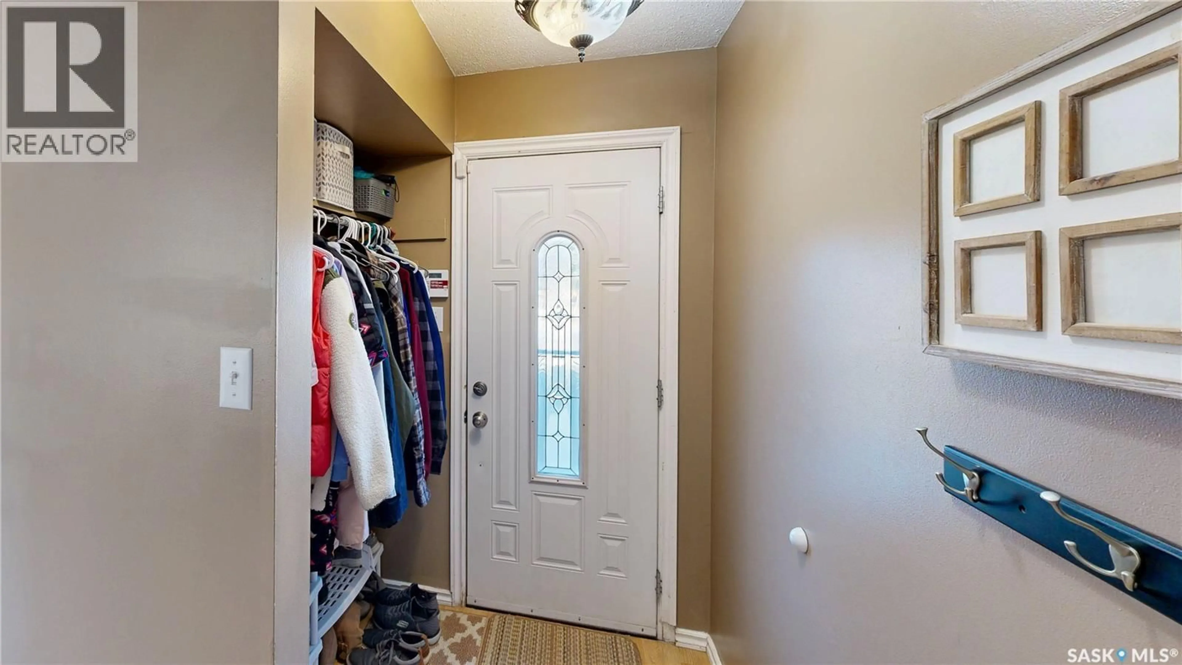 Indoor entryway for 213 DOROTHY STREET, Regina Saskatchewan S4T5V7