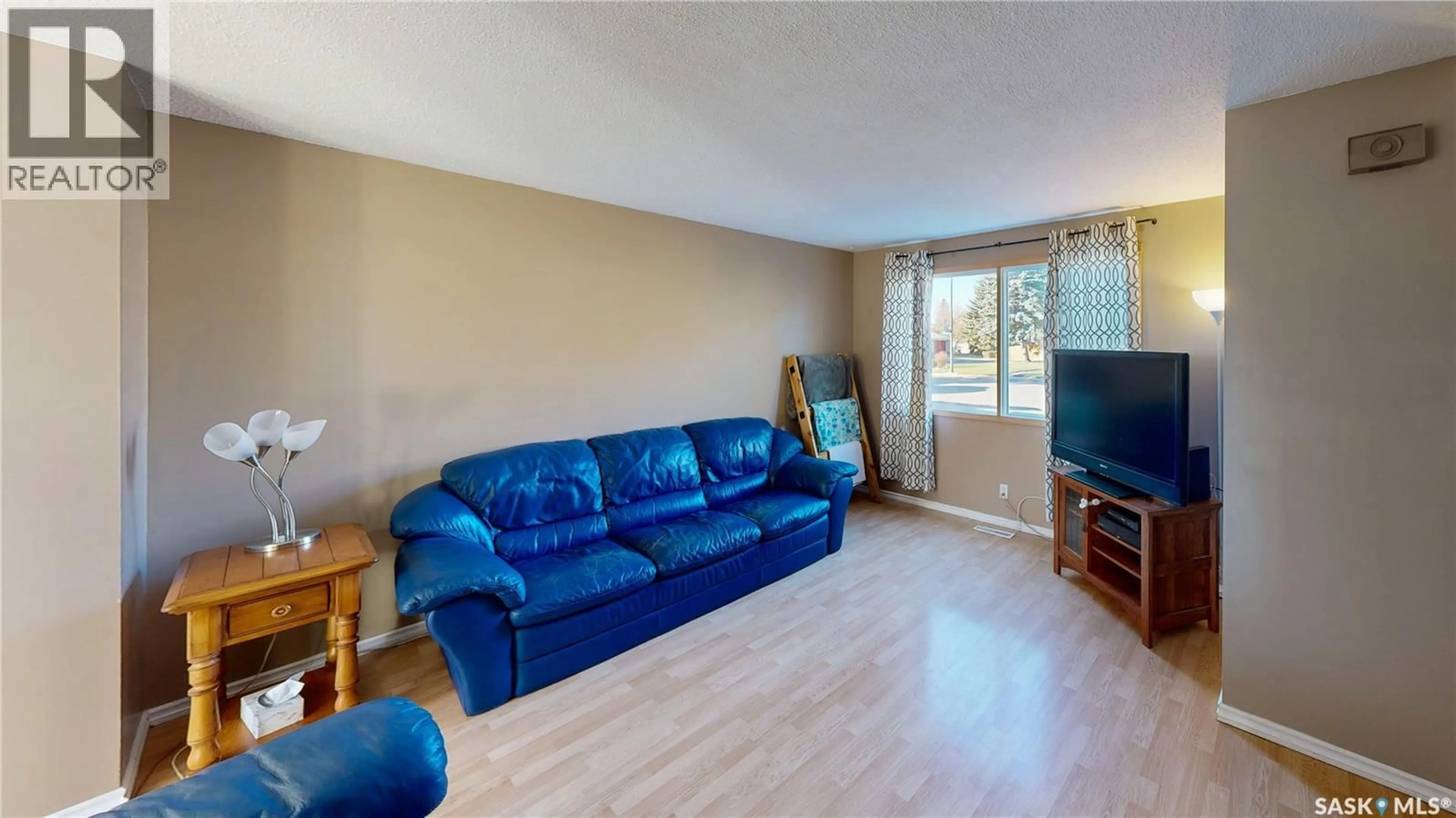 Living room with furniture, wood/laminate floor for 213 DOROTHY STREET, Regina Saskatchewan S4T5V7