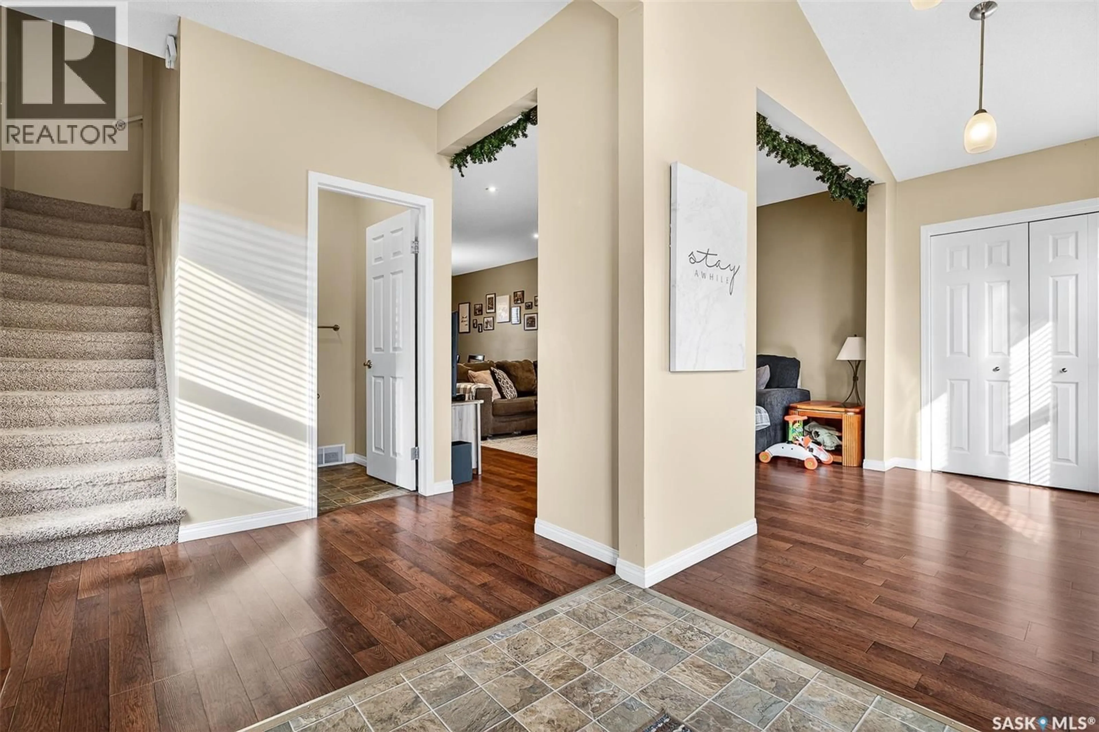 Indoor entryway for 426 MOOSE SQUARE, Moose Jaw Saskatchewan S6H4B1