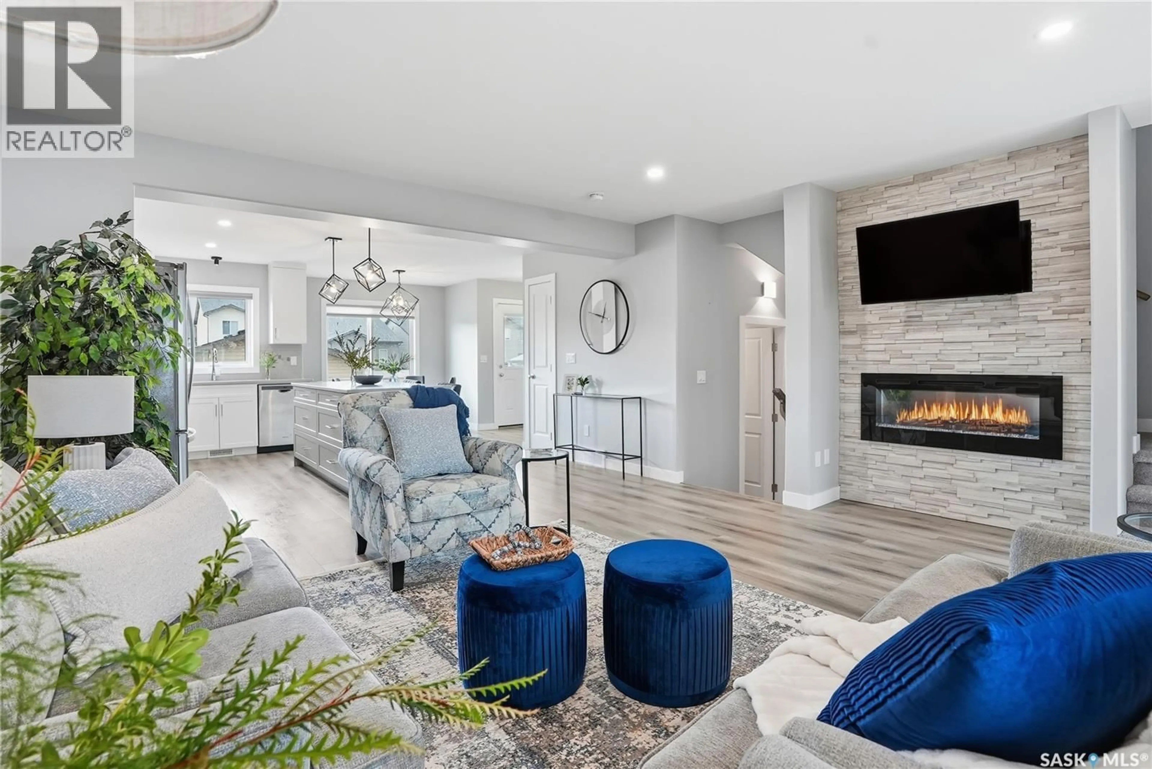 Living room with furniture, ceramic/tile floor for 870 MCFAULL RISE, Saskatoon Saskatchewan S7V0S8
