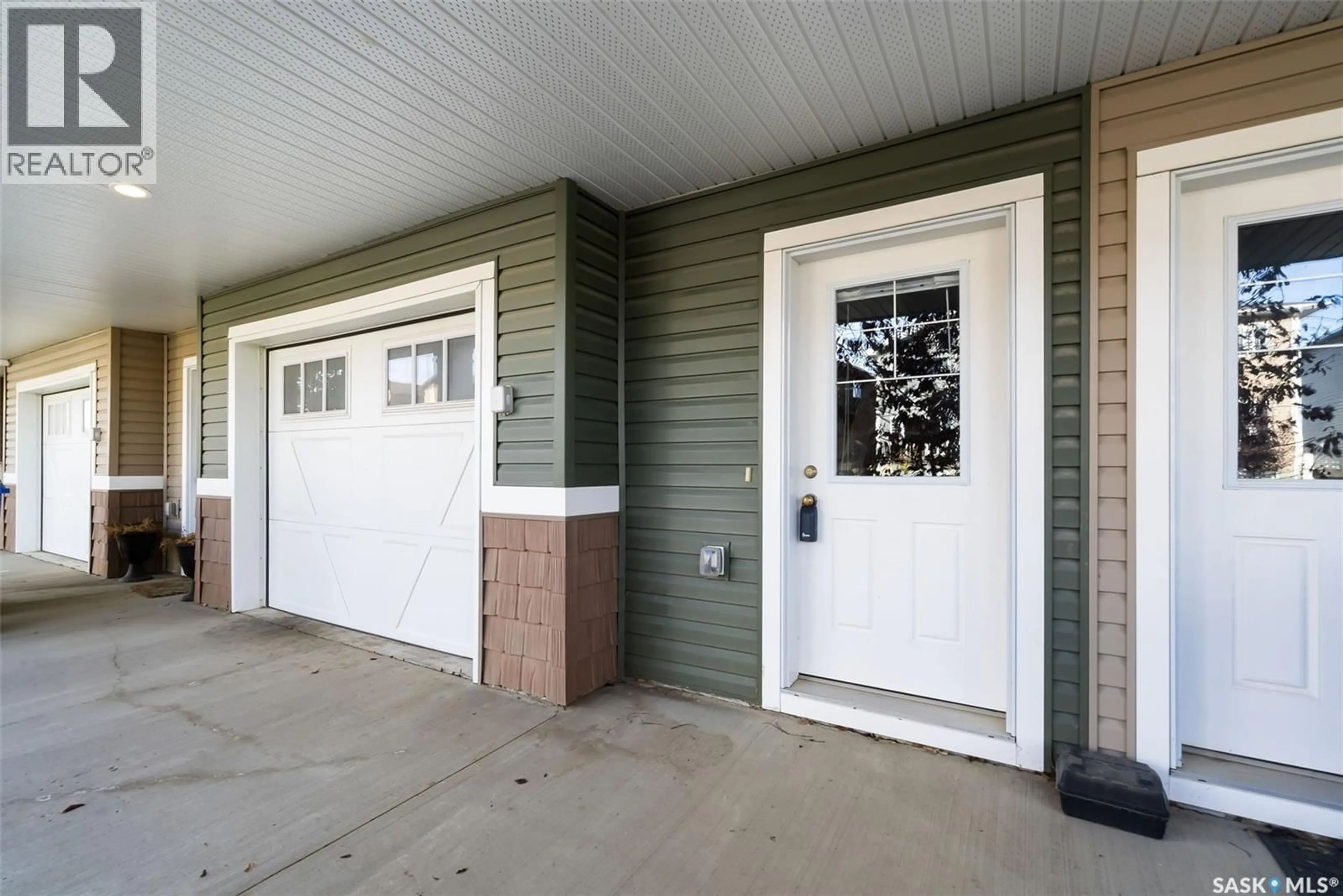 Indoor entryway for 44 - 5655 AERODROME ROAD, Regina Saskatchewan S4W0M3