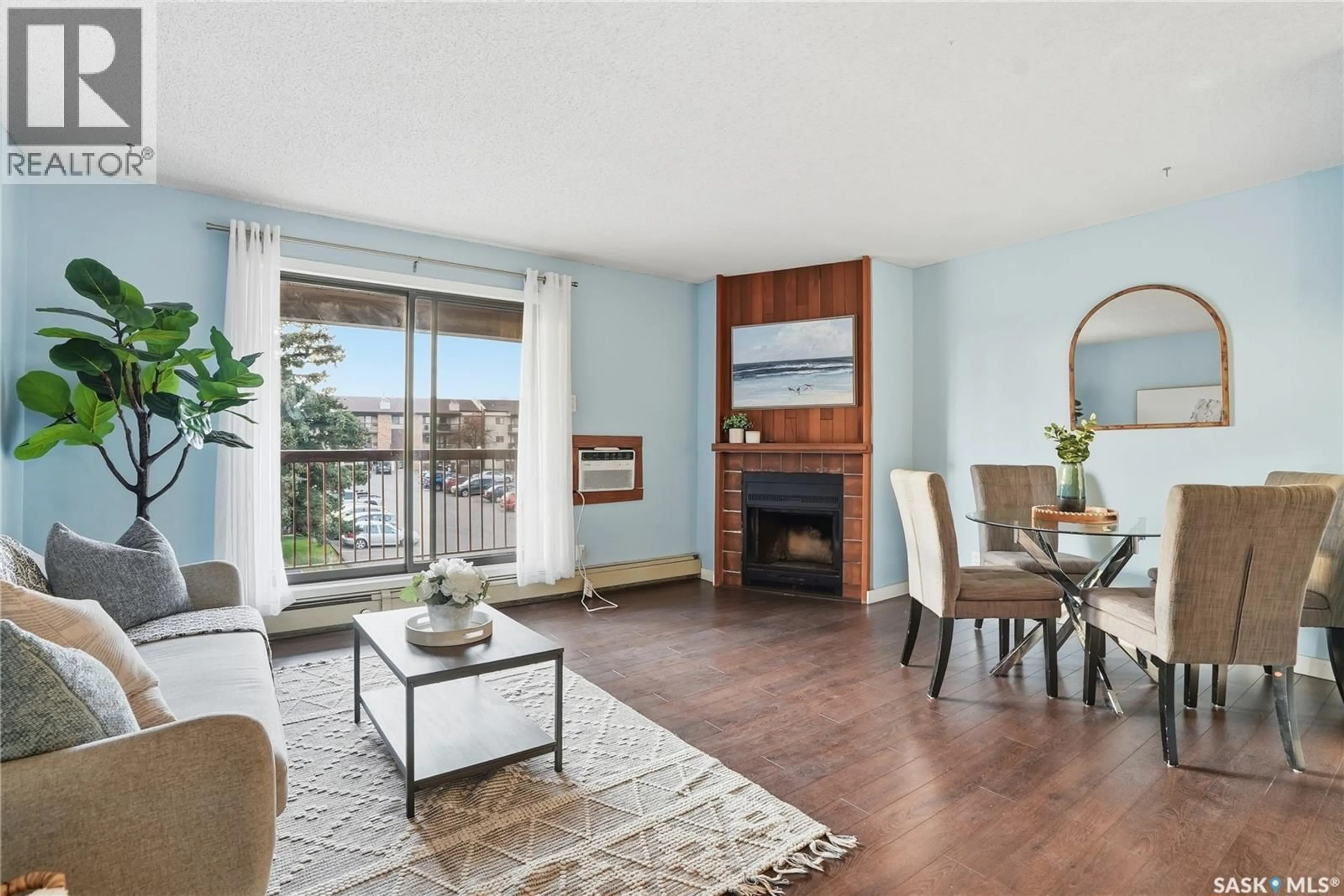 Living room with furniture, wood/laminate floor for 302 375 KINGSMERE BOULEVARD, Saskatoon Saskatchewan S7J4J6