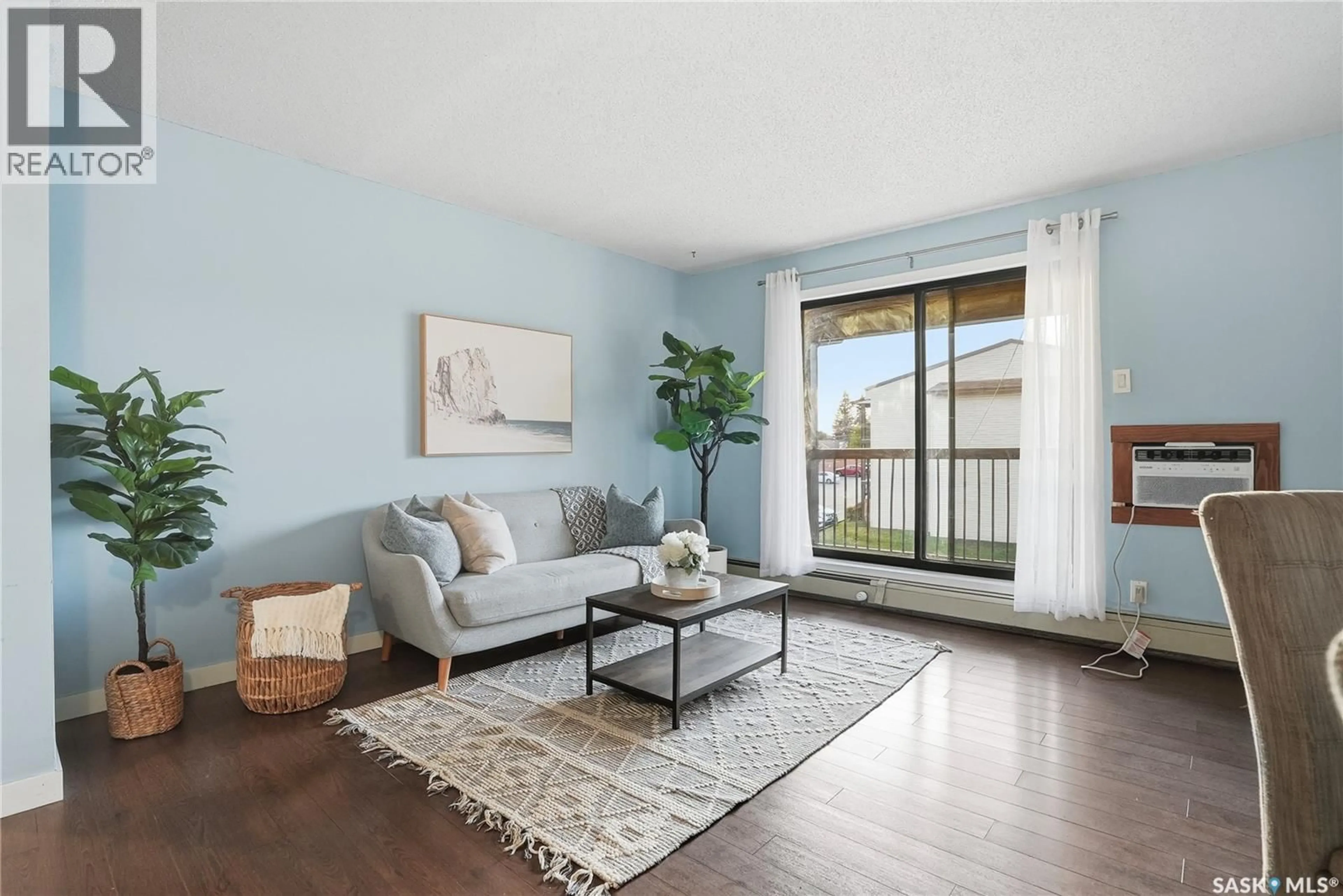 Living room with furniture, wood/laminate floor for 302 375 KINGSMERE BOULEVARD, Saskatoon Saskatchewan S7J4J6