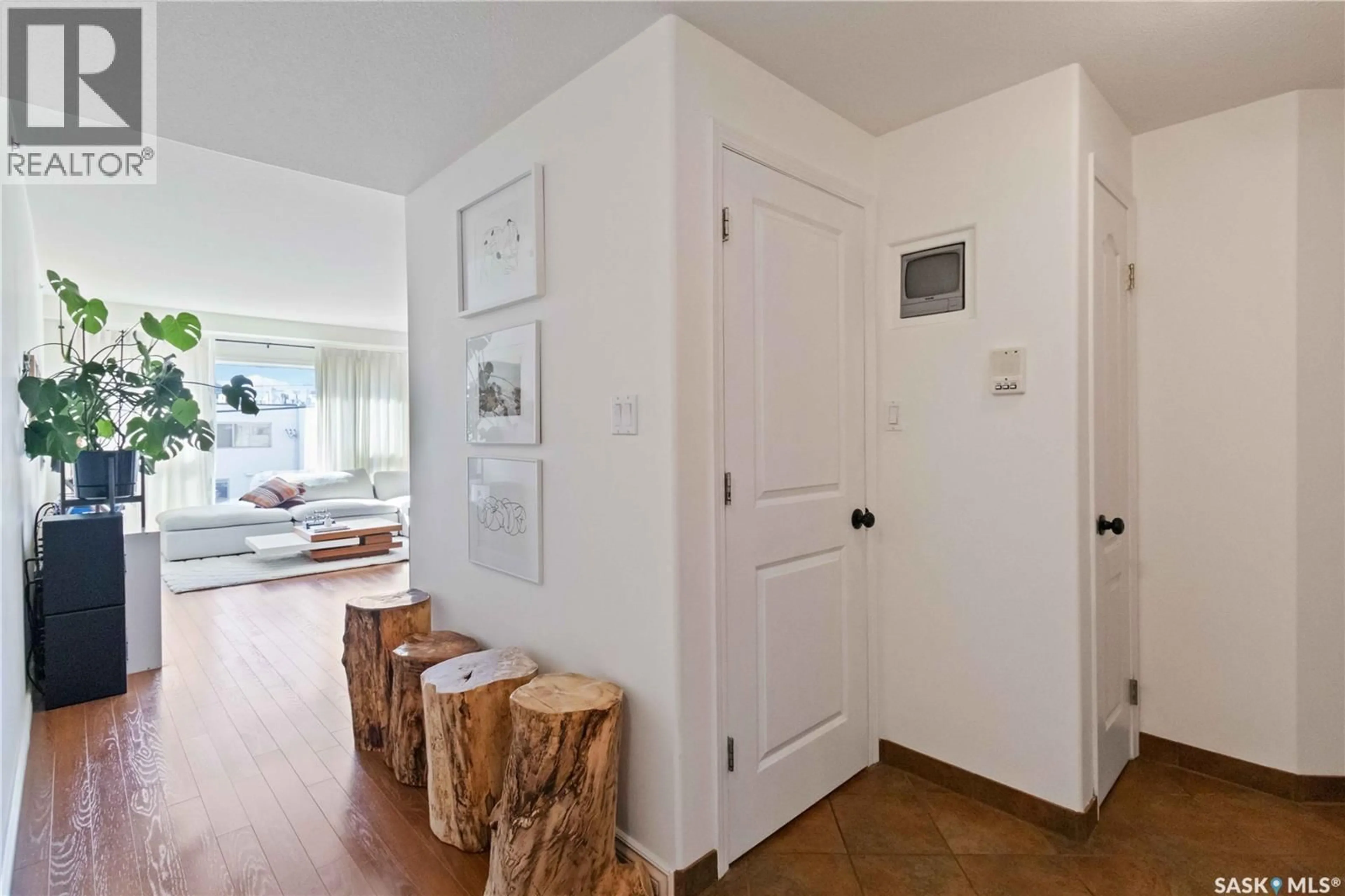 Indoor entryway for 103 - 303 5TH AVENUE, Saskatoon Saskatchewan S7K2P6