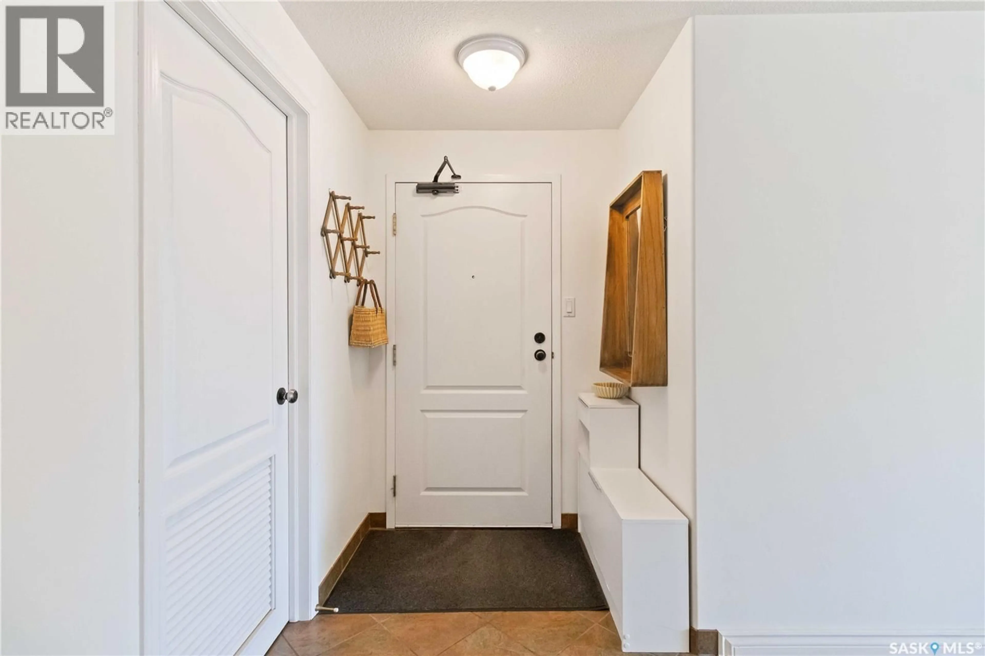 Indoor entryway for 103 - 303 5TH AVENUE, Saskatoon Saskatchewan S7K2P6