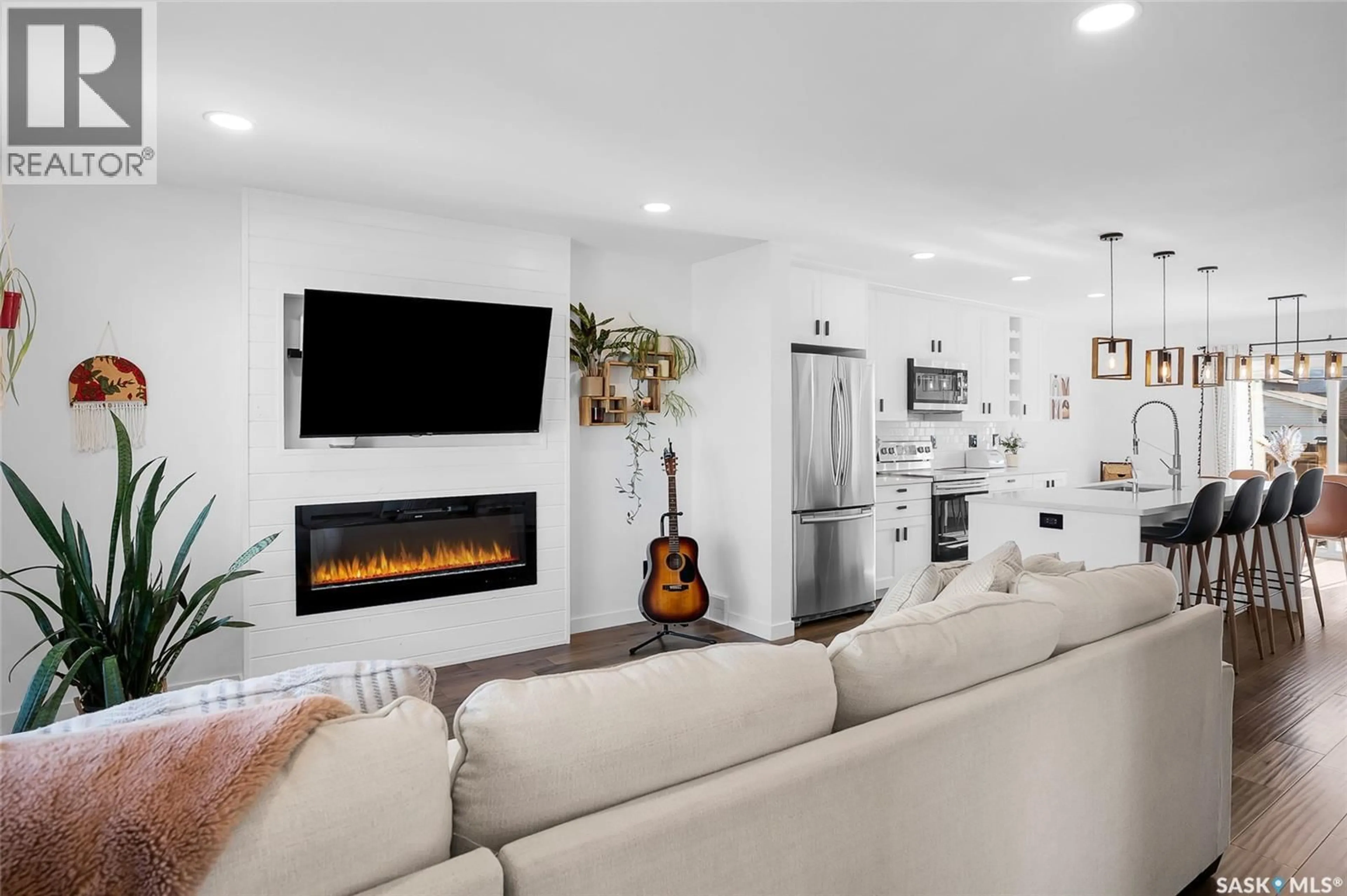 Living room with furniture, unknown for 668 FEHEREGYHAZI BOULEVARD, Saskatoon Saskatchewan S7W1C4