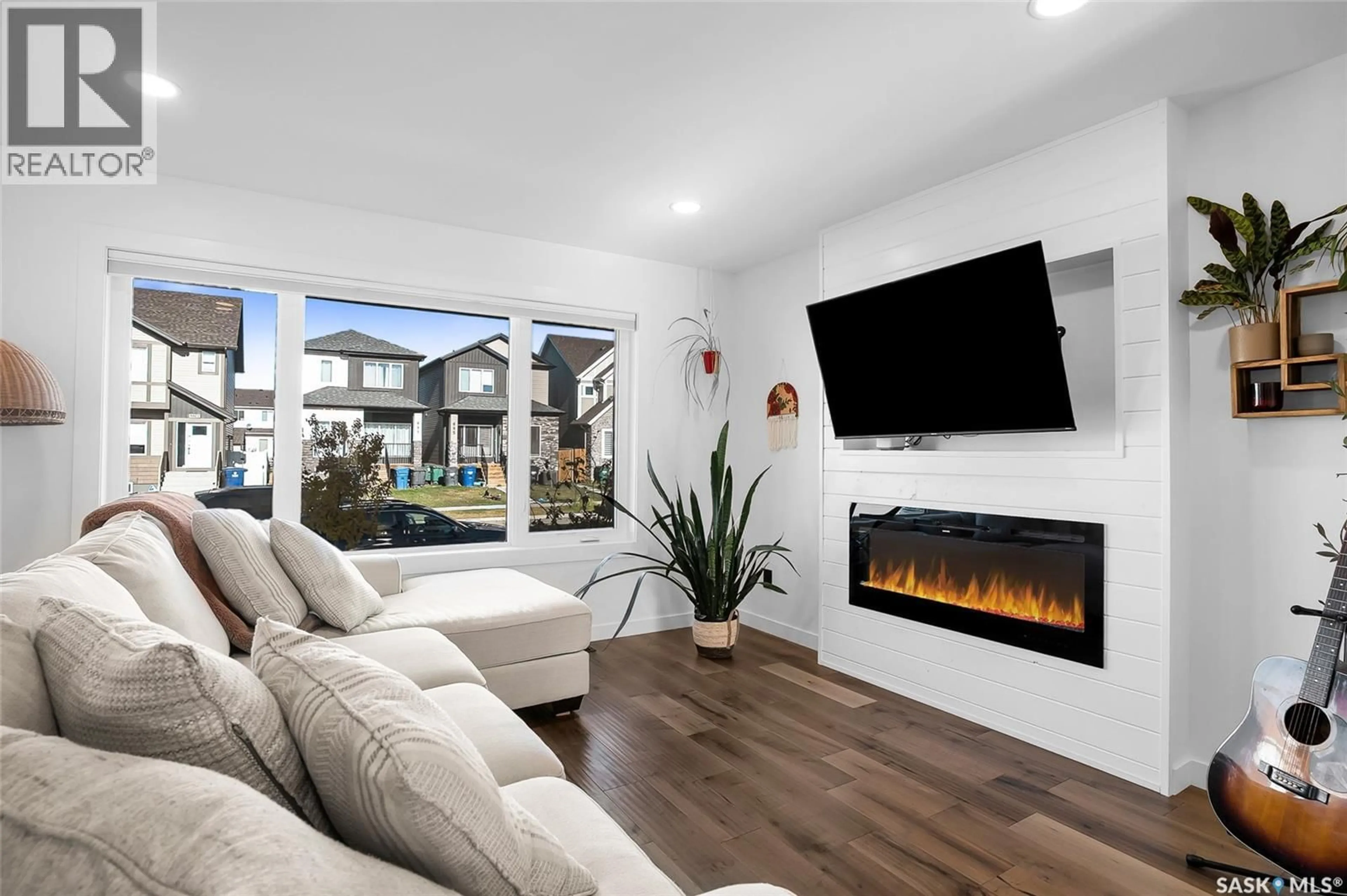 Living room with furniture, unknown for 668 FEHEREGYHAZI BOULEVARD, Saskatoon Saskatchewan S7W1C4