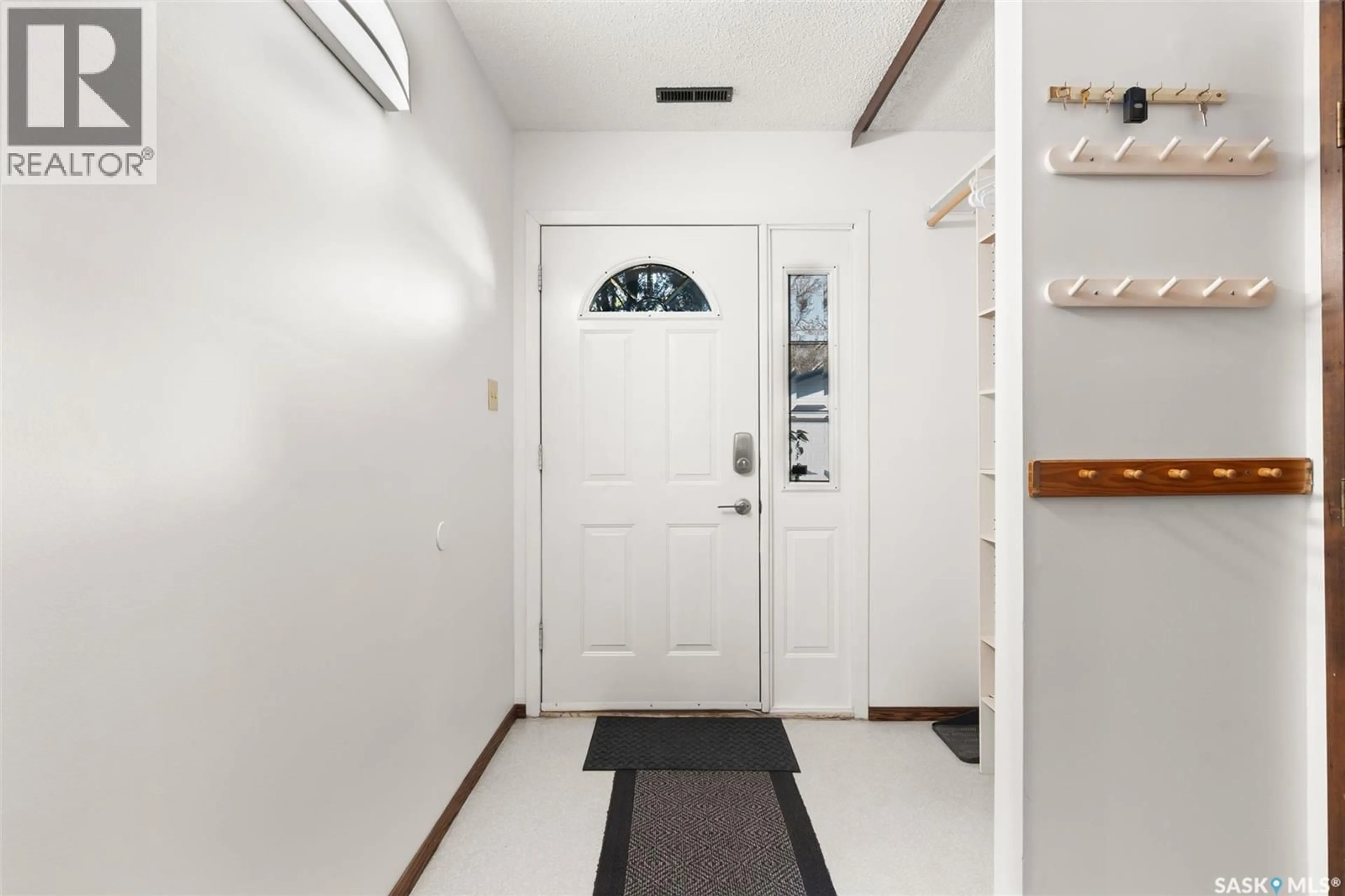 Indoor entryway for 20 ODIN WALK, Regina Saskatchewan S4S6W6