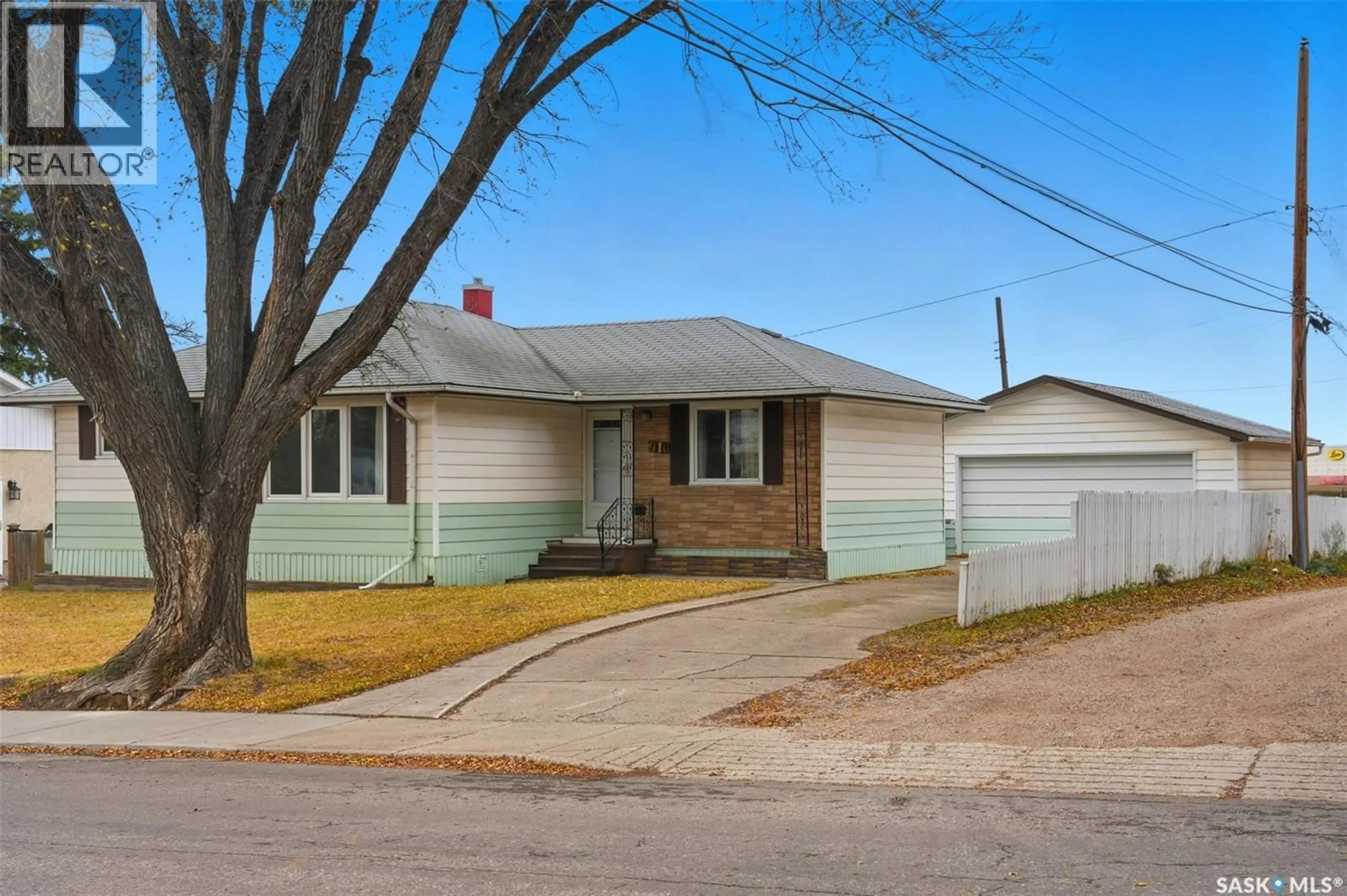 Home with brick exterior material, street for 910 35TH STREET, Saskatoon Saskatchewan S7L0Y3