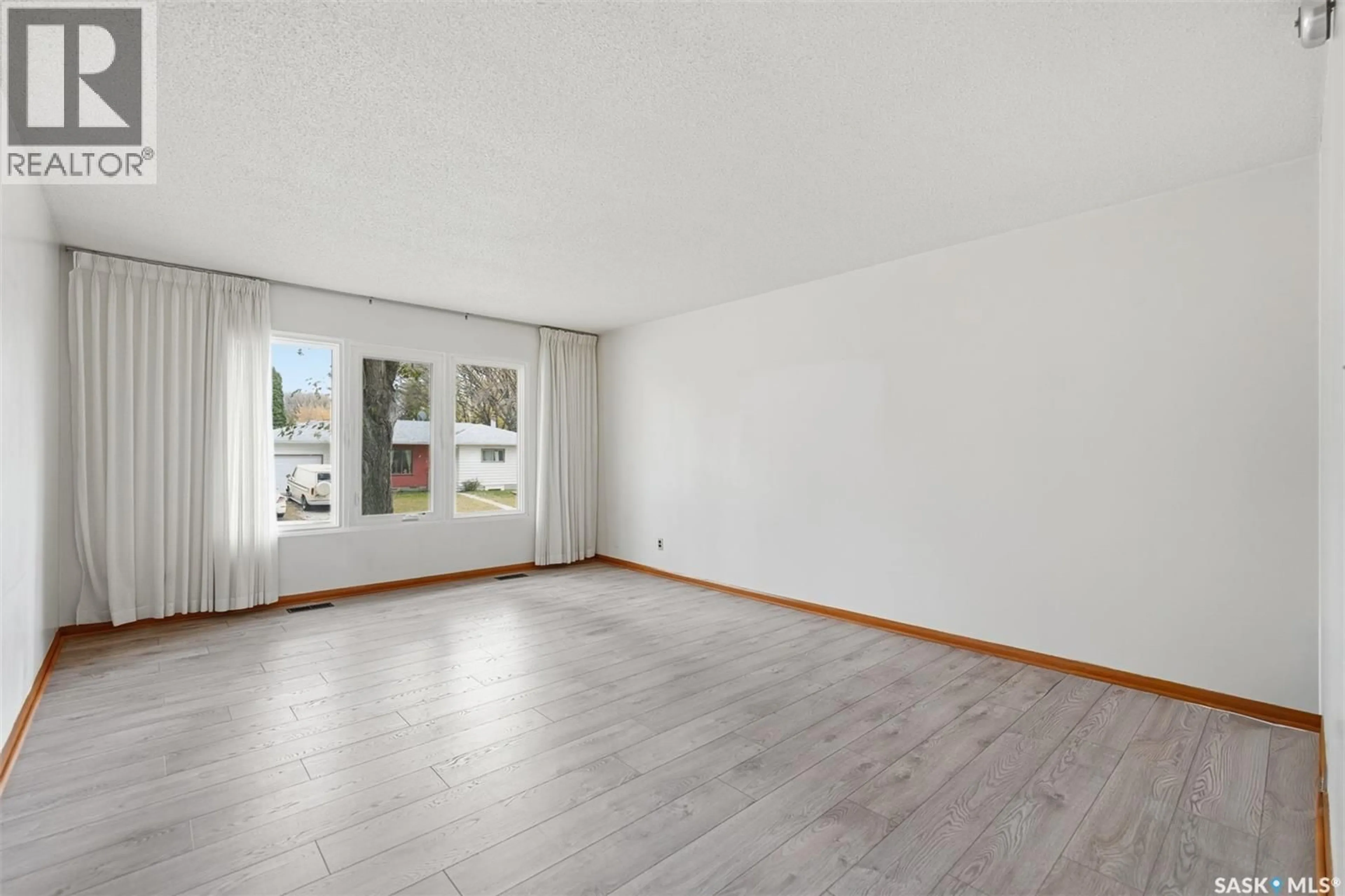 A pic of a room for 910 35TH STREET, Saskatoon Saskatchewan S7L0Y3