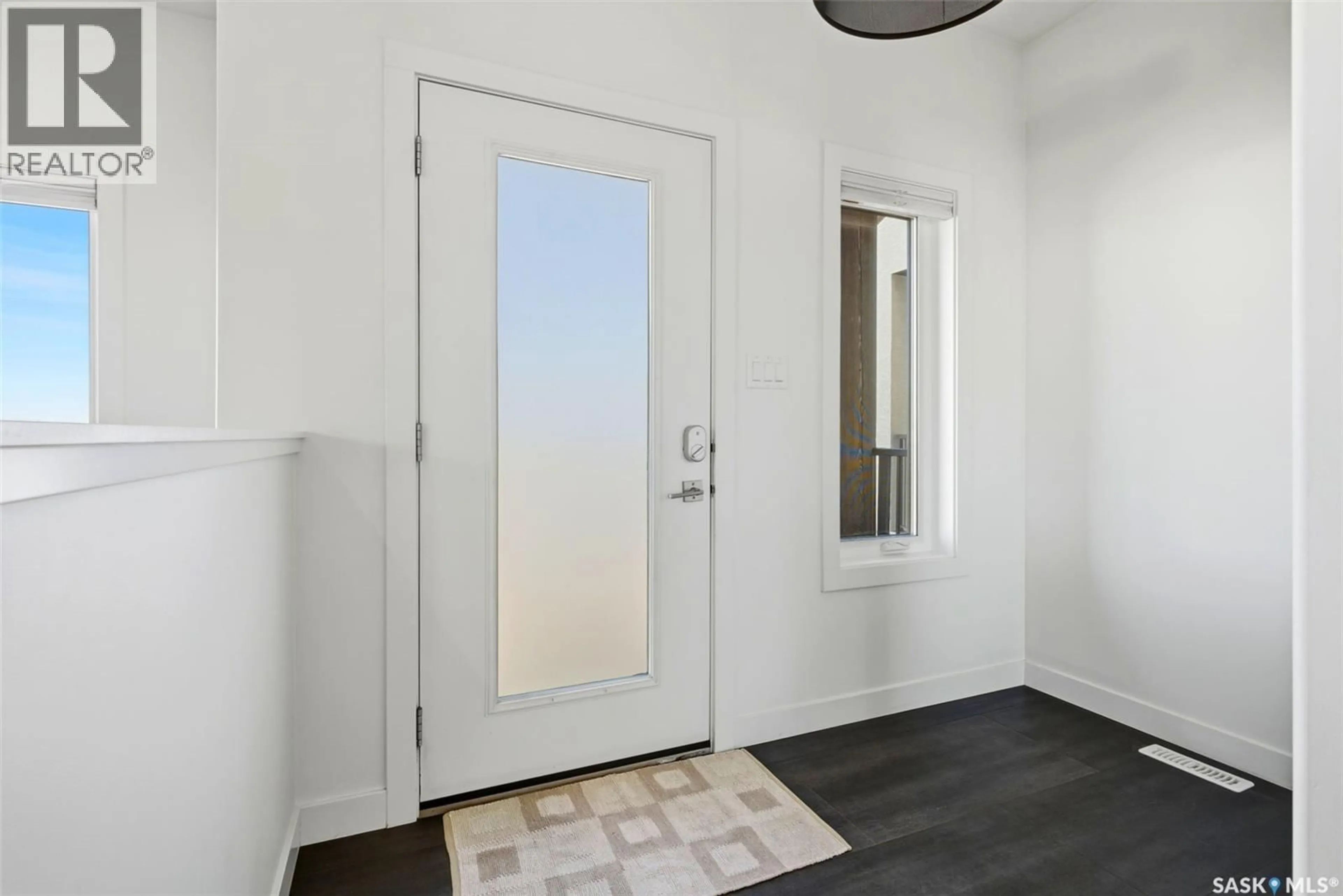 Indoor entryway for 3302 GREEN TURTLE ROAD, Regina Saskatchewan S4V3N6