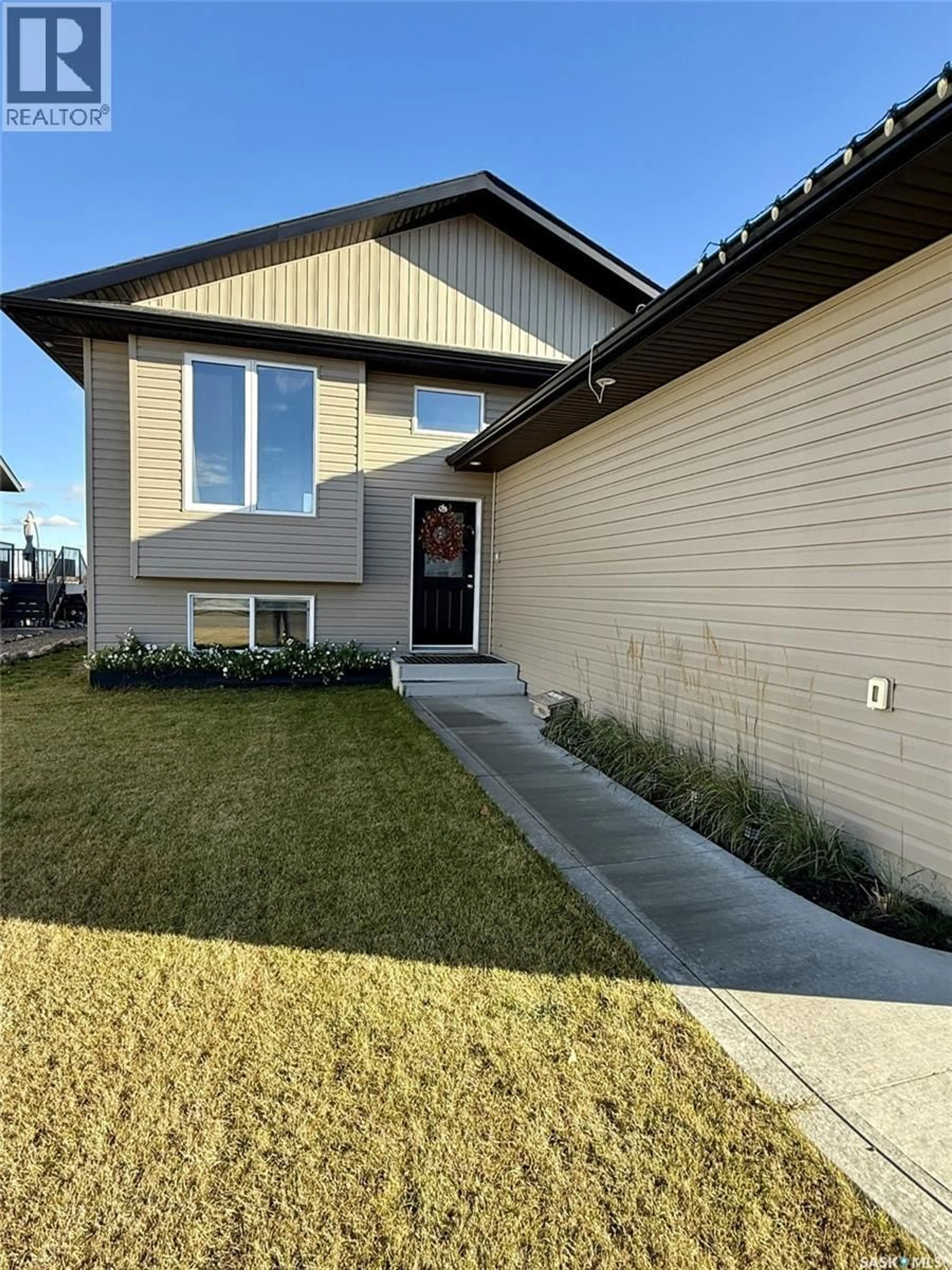 Home with vinyl exterior material, street for 154 FINCH CRESCENT, Langham Saskatchewan S0K2L0