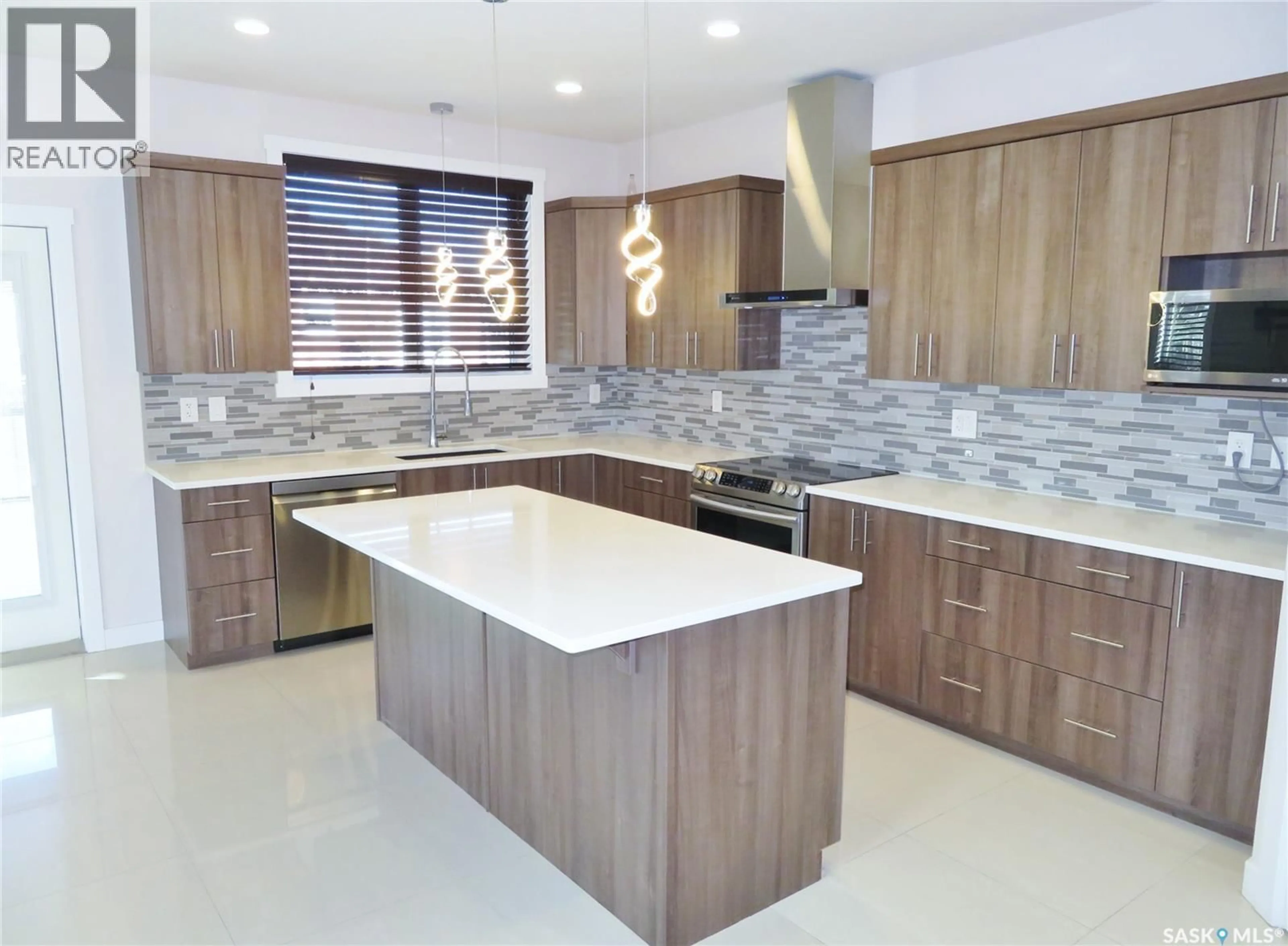 Contemporary kitchen, ceramic/tile floor for 738 PICHLER COVE, Saskatoon Saskatchewan S7V0G2