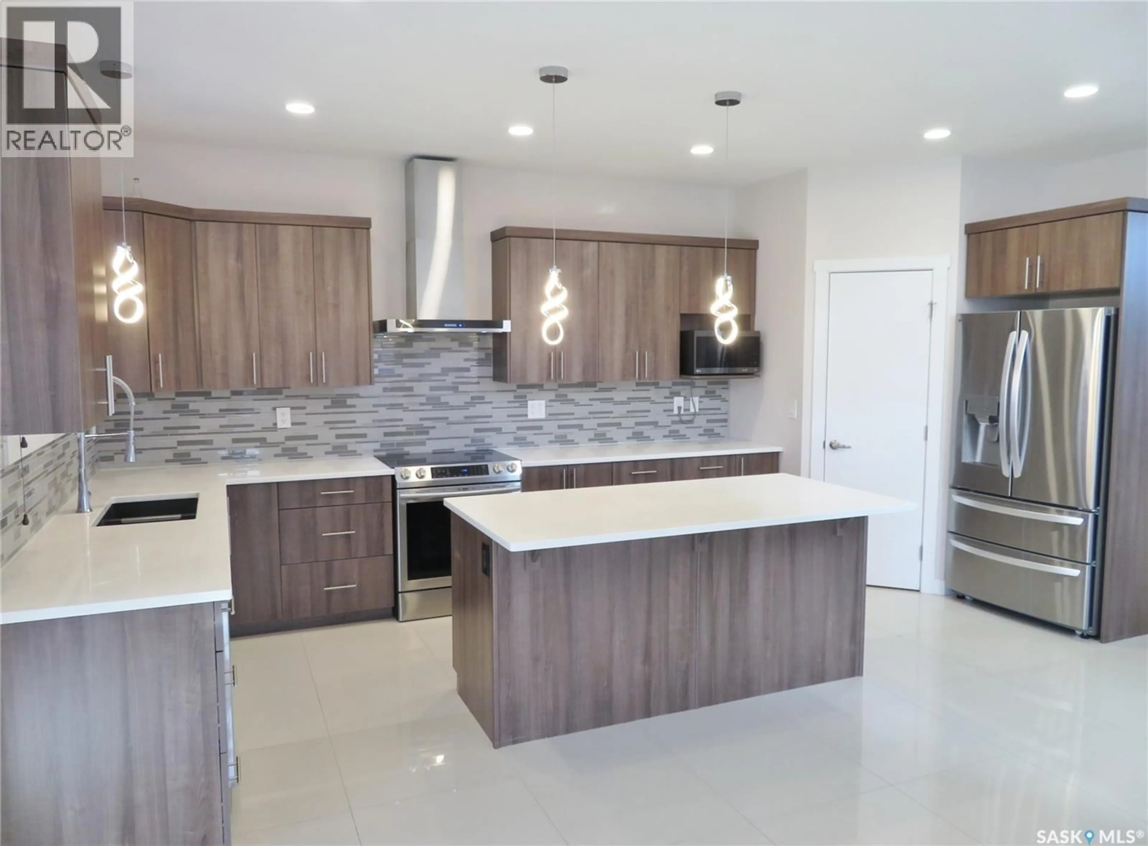 Contemporary kitchen, ceramic/tile floor for 738 PICHLER COVE, Saskatoon Saskatchewan S7V0G2