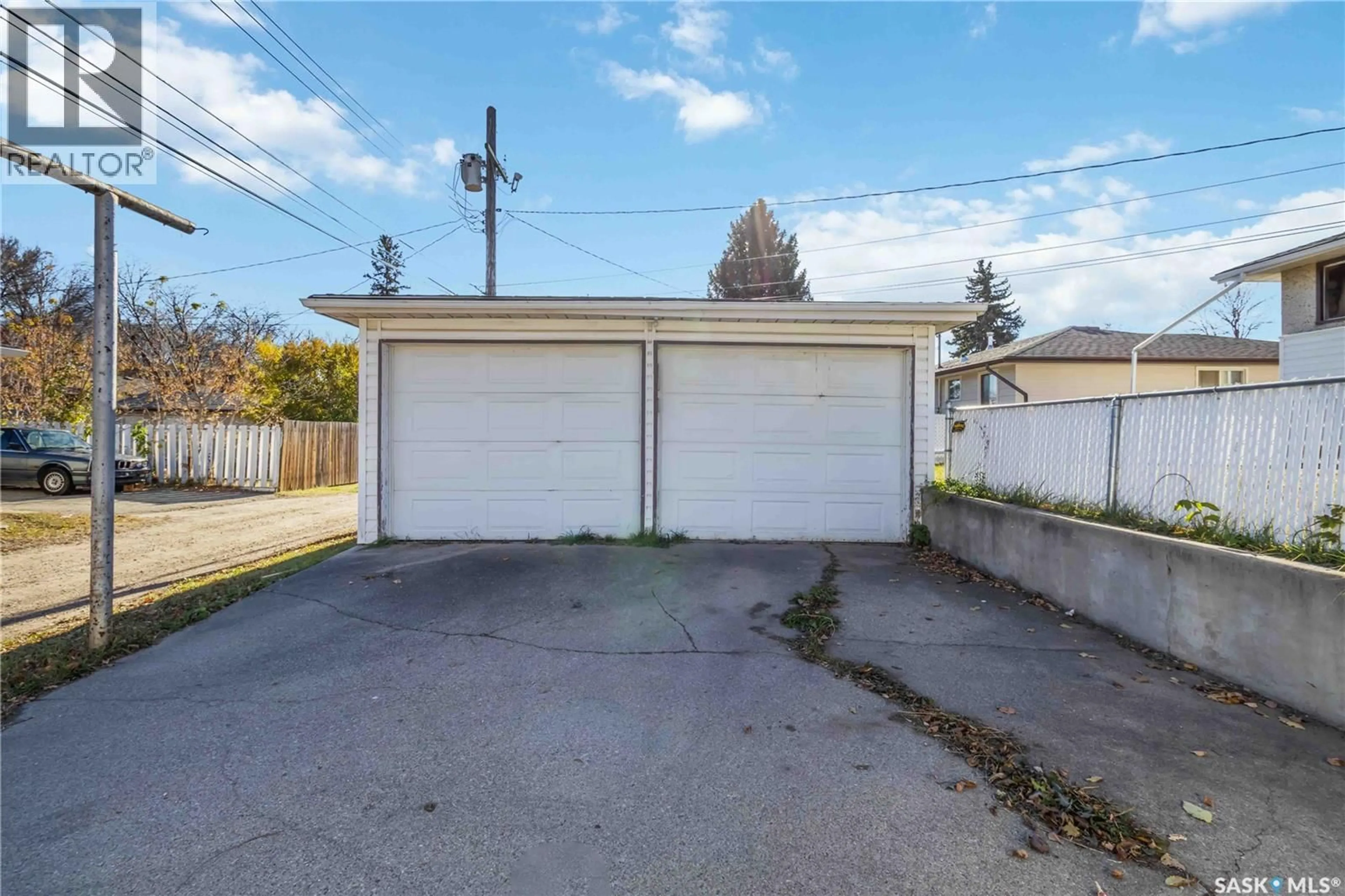 Indoor garage for 1106 P AVENUE, Saskatoon Saskatchewan S7L2W7