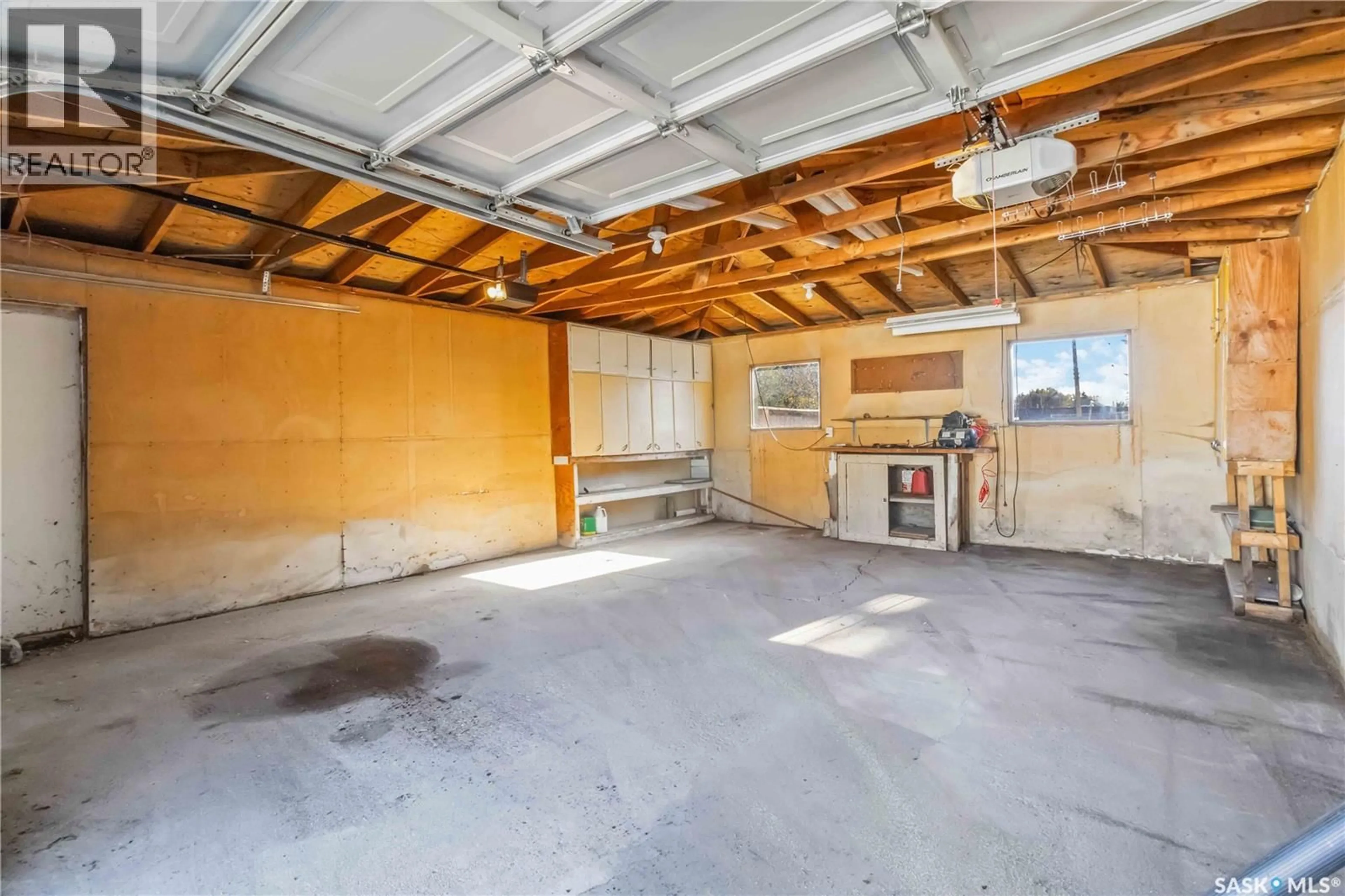 Indoor garage for 1106 P AVENUE, Saskatoon Saskatchewan S7L2W7