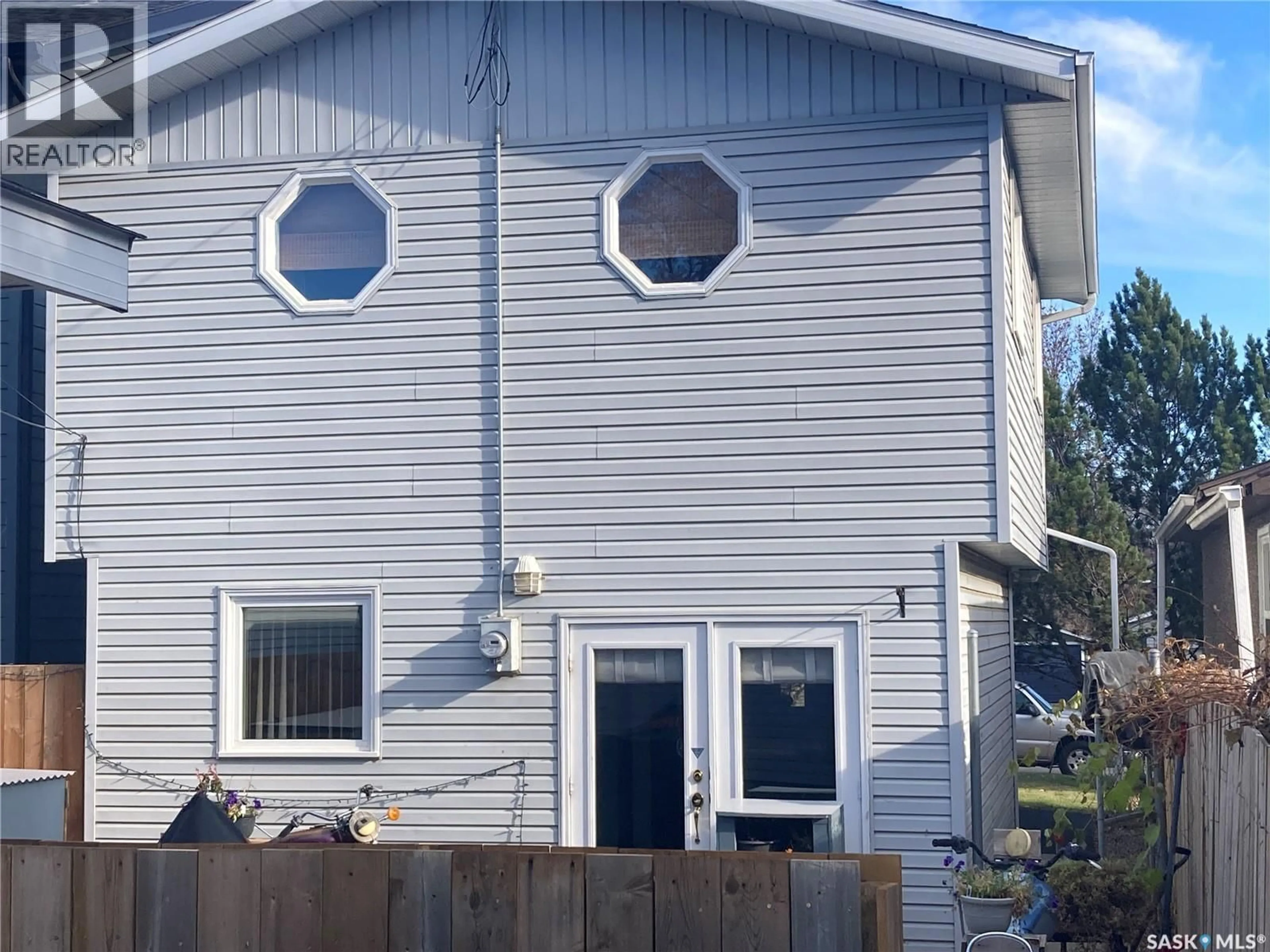 Home with vinyl exterior material, building for 1327 2ND AVENUE, Saskatoon Saskatchewan S7K1Y7