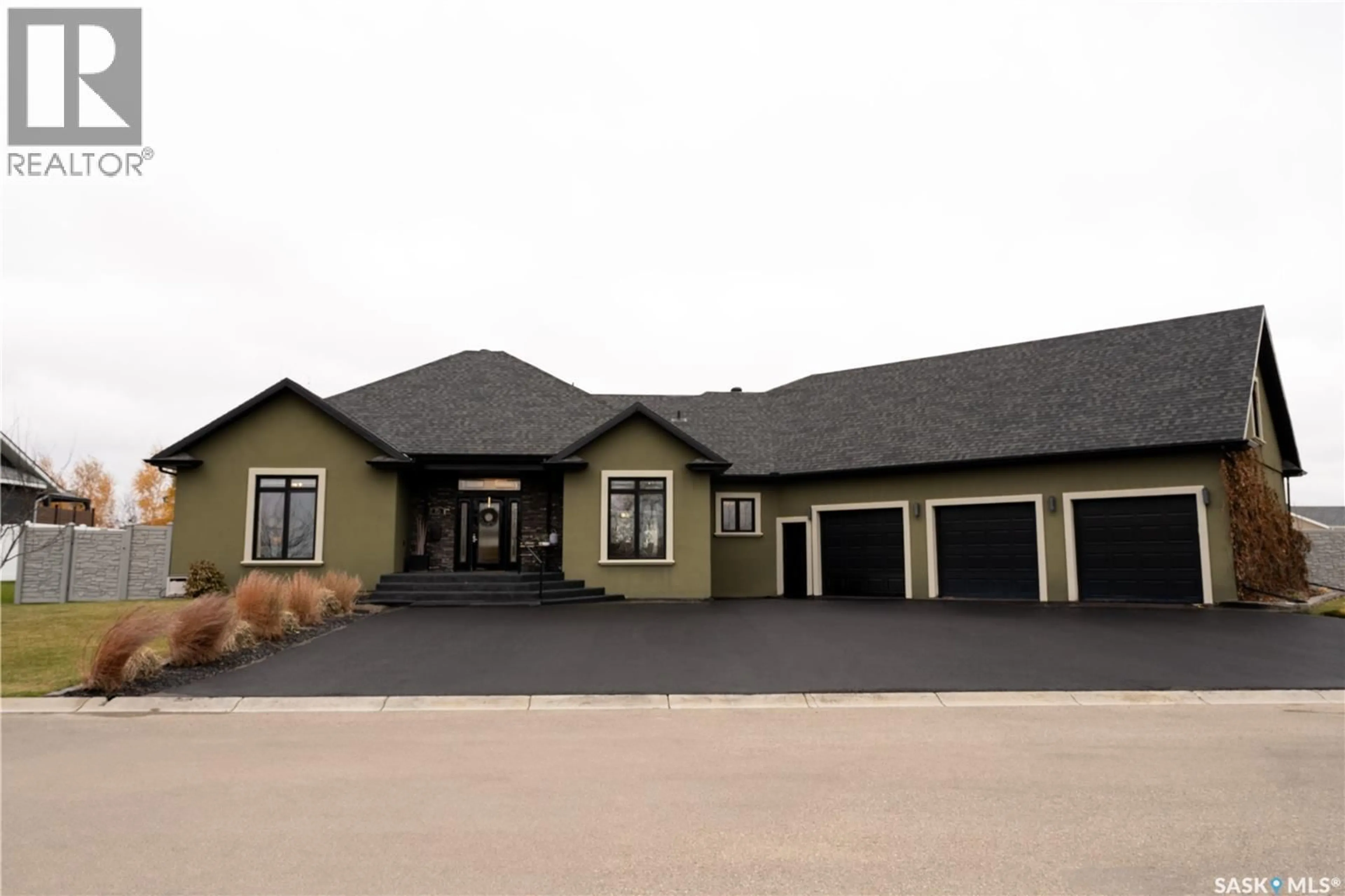 Home with vinyl exterior material, building for 15 BROADWAY STREET, Redvers Saskatchewan S0C2H0