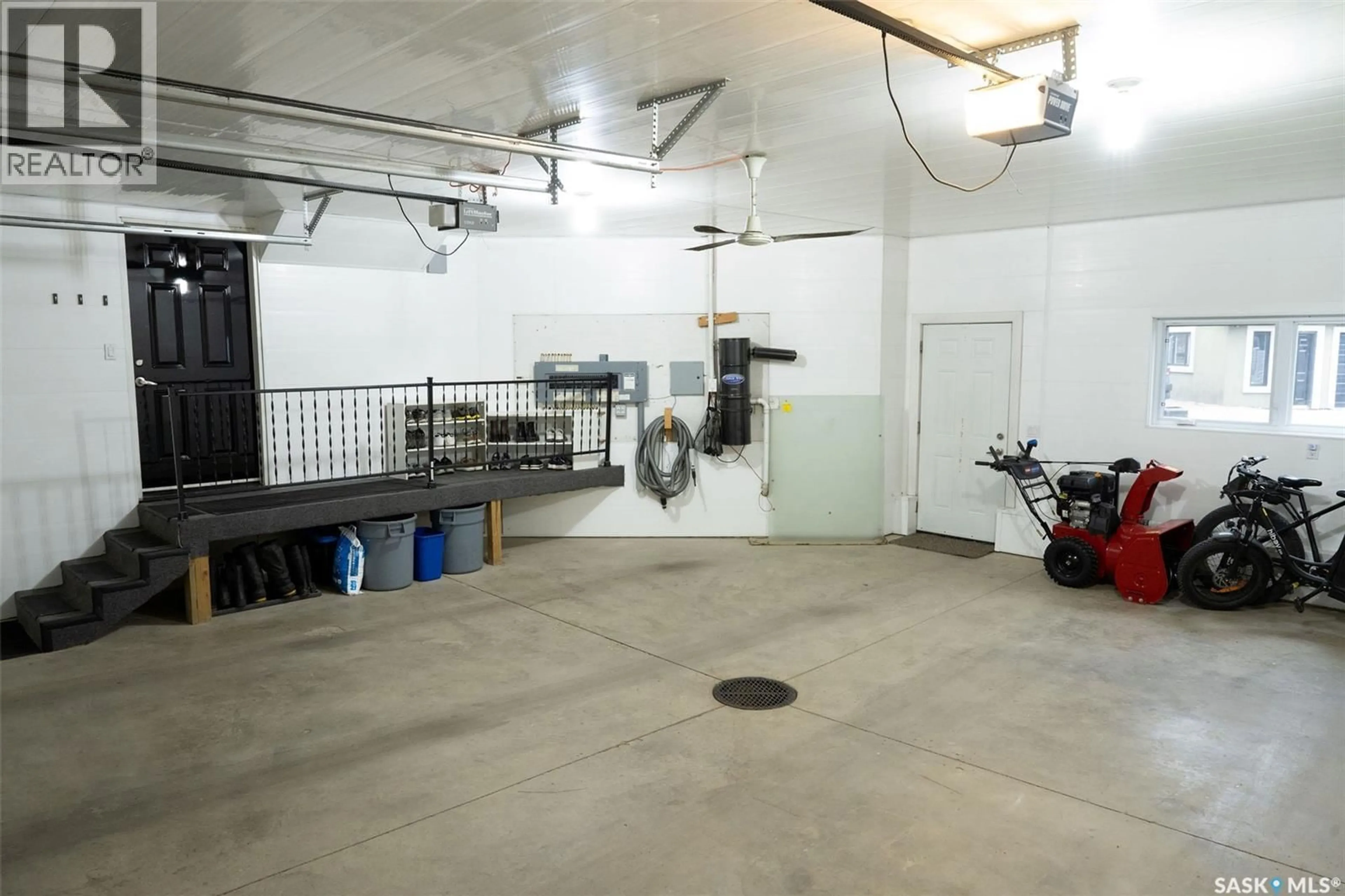 Indoor garage for 15 BROADWAY STREET, Redvers Saskatchewan S0C2H0