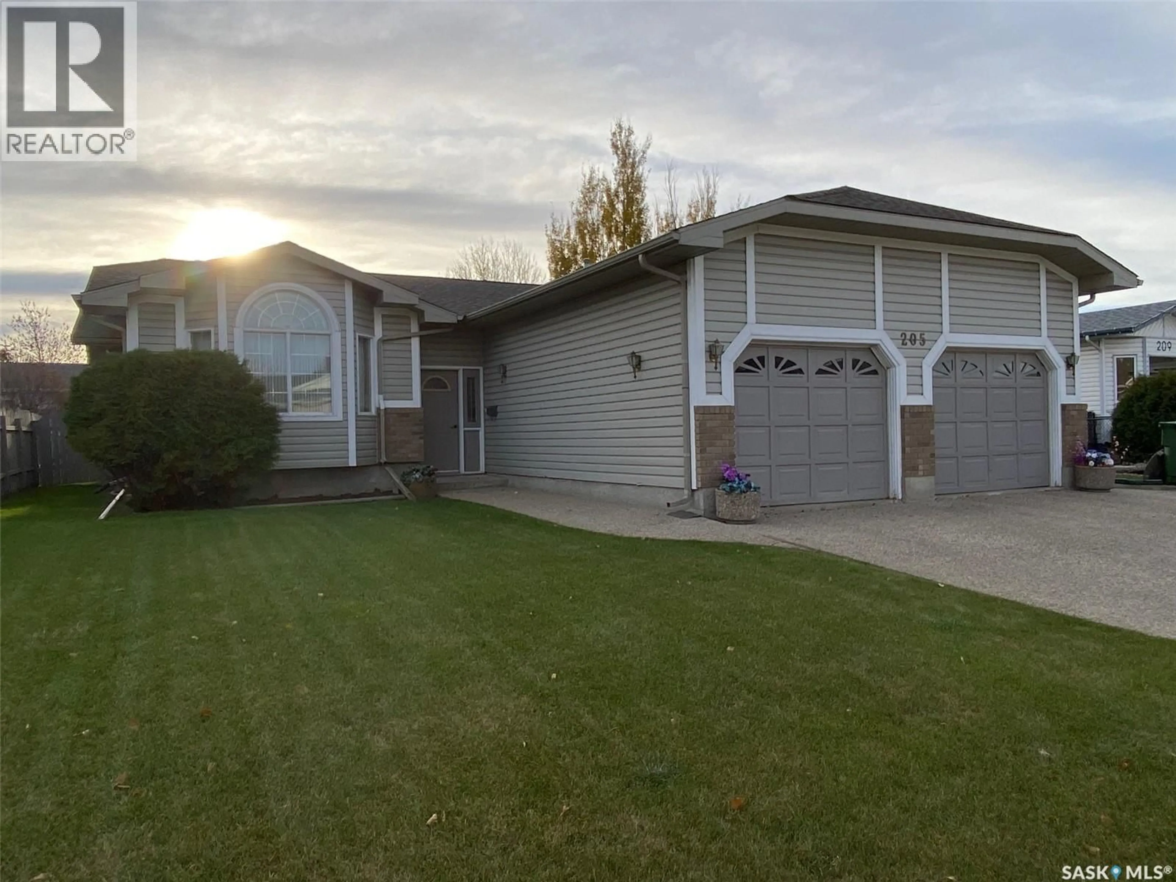 Home with vinyl exterior material, street for 205 MORRISON DRIVE, Yorkton Saskatchewan S3N4A1