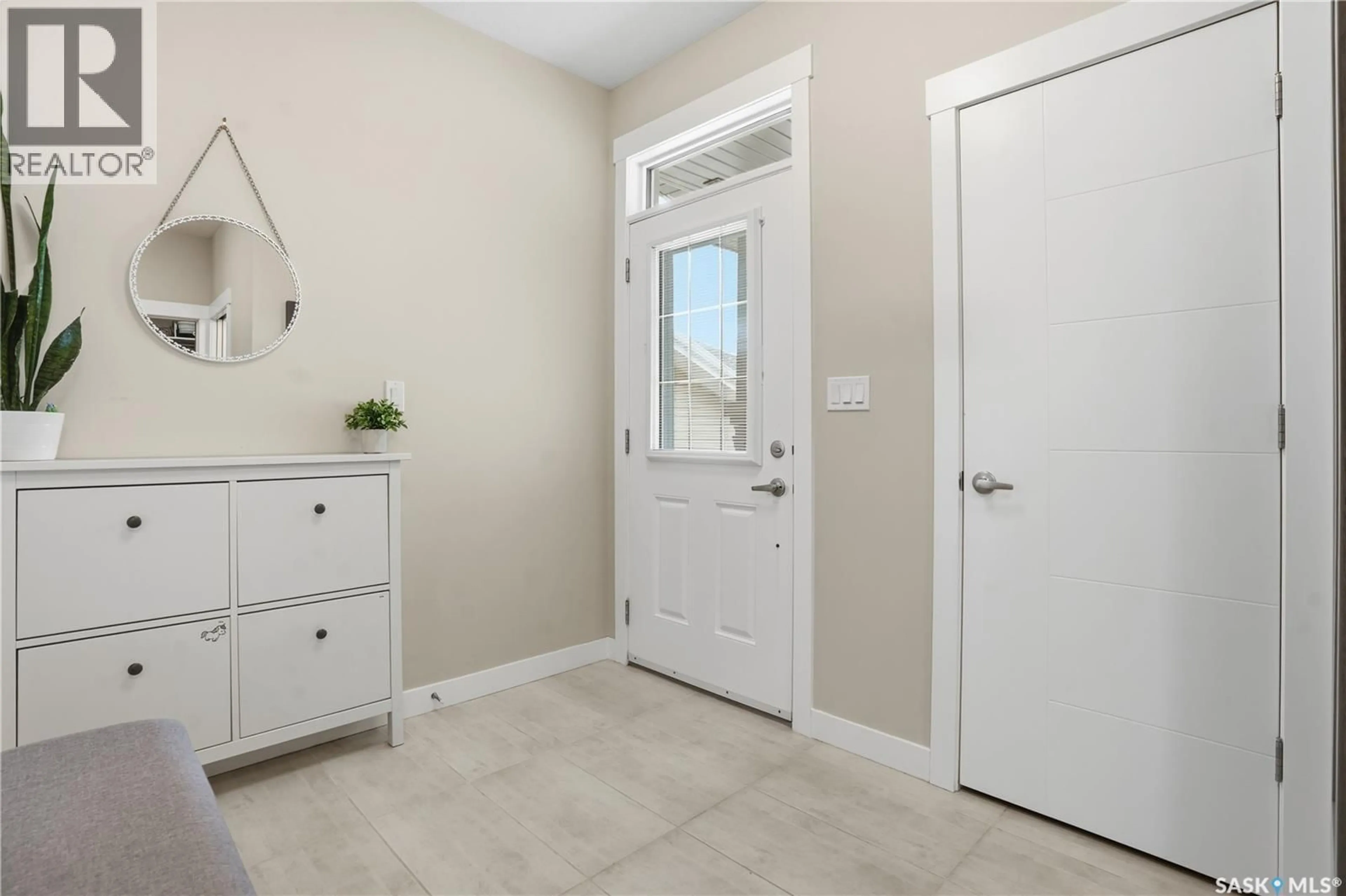 Indoor entryway for 3555 GREEN TURTLE ROAD, Regina Saskatchewan S4V3N8