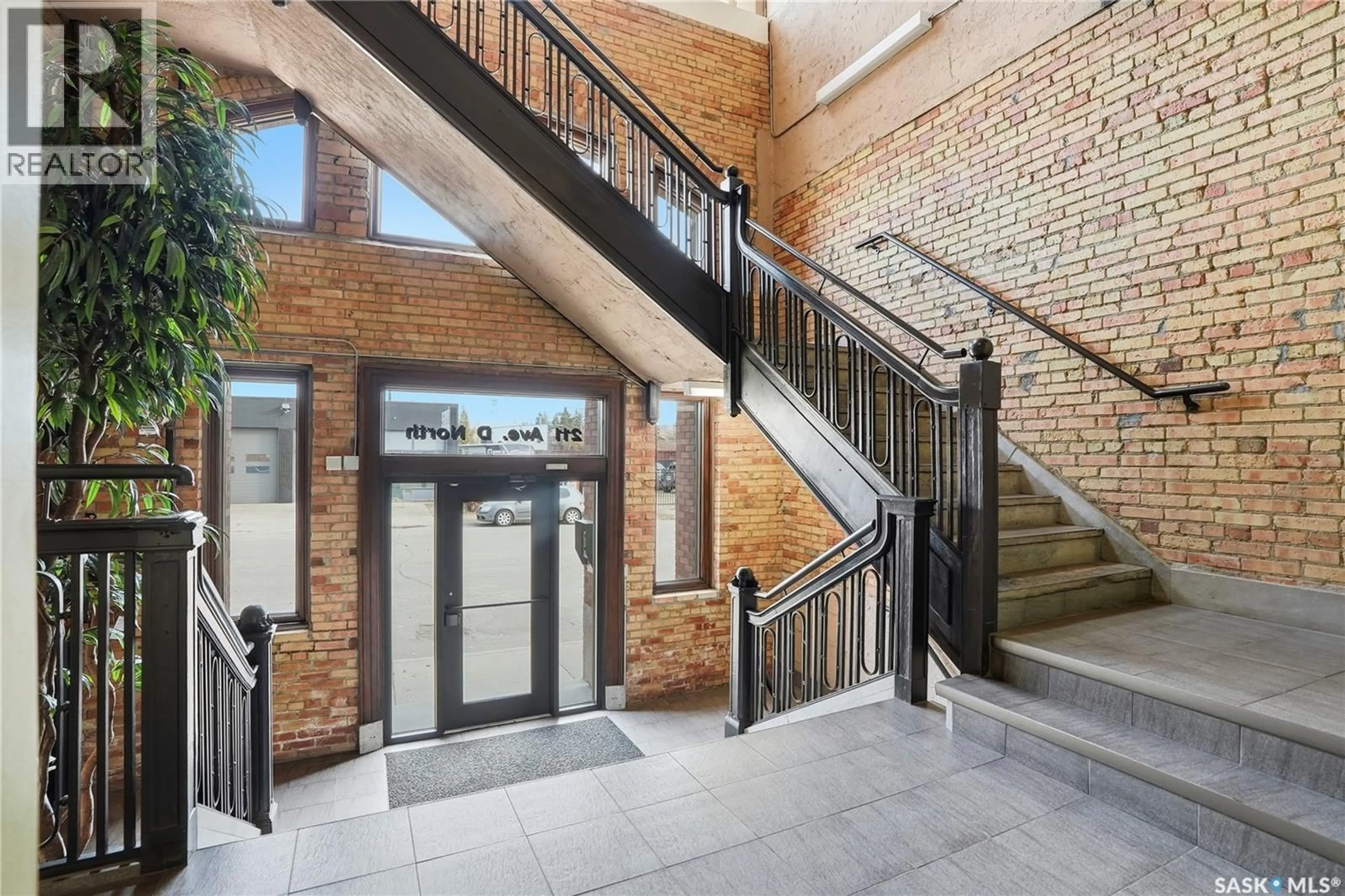 Indoor foyer for 504 211 D AVENUE, Saskatoon Saskatchewan S7L1M7