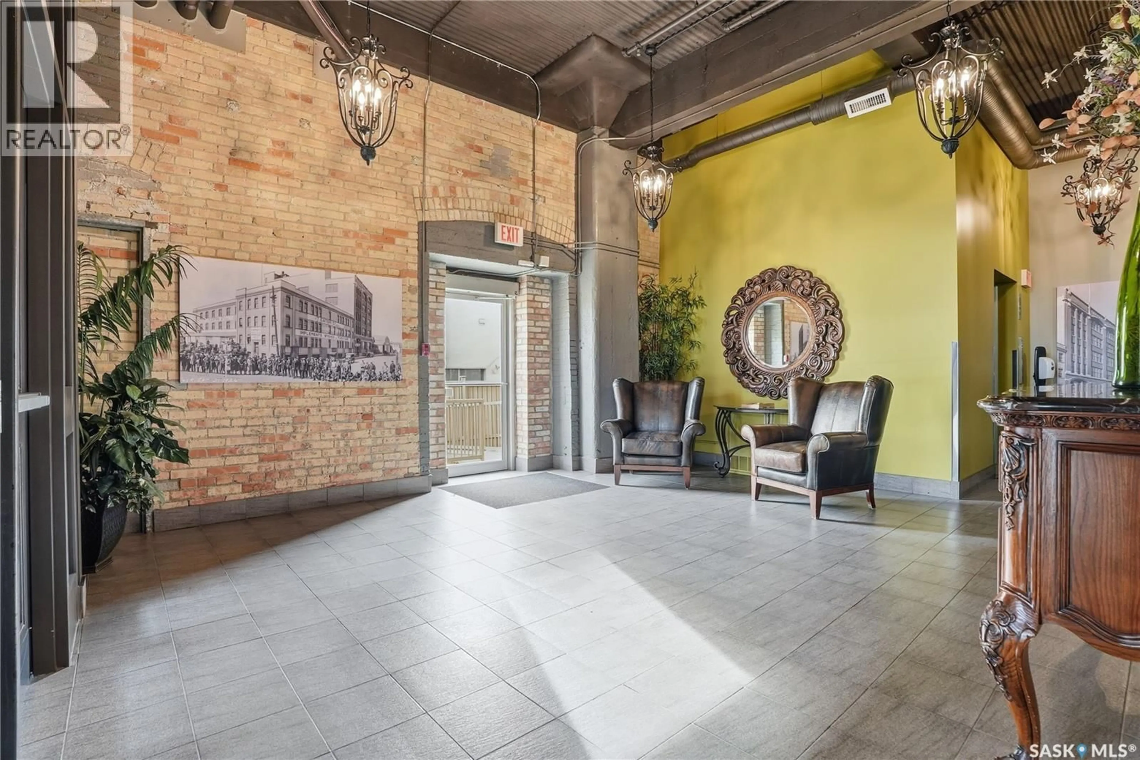 Indoor foyer for 504 211 D AVENUE, Saskatoon Saskatchewan S7L1M7