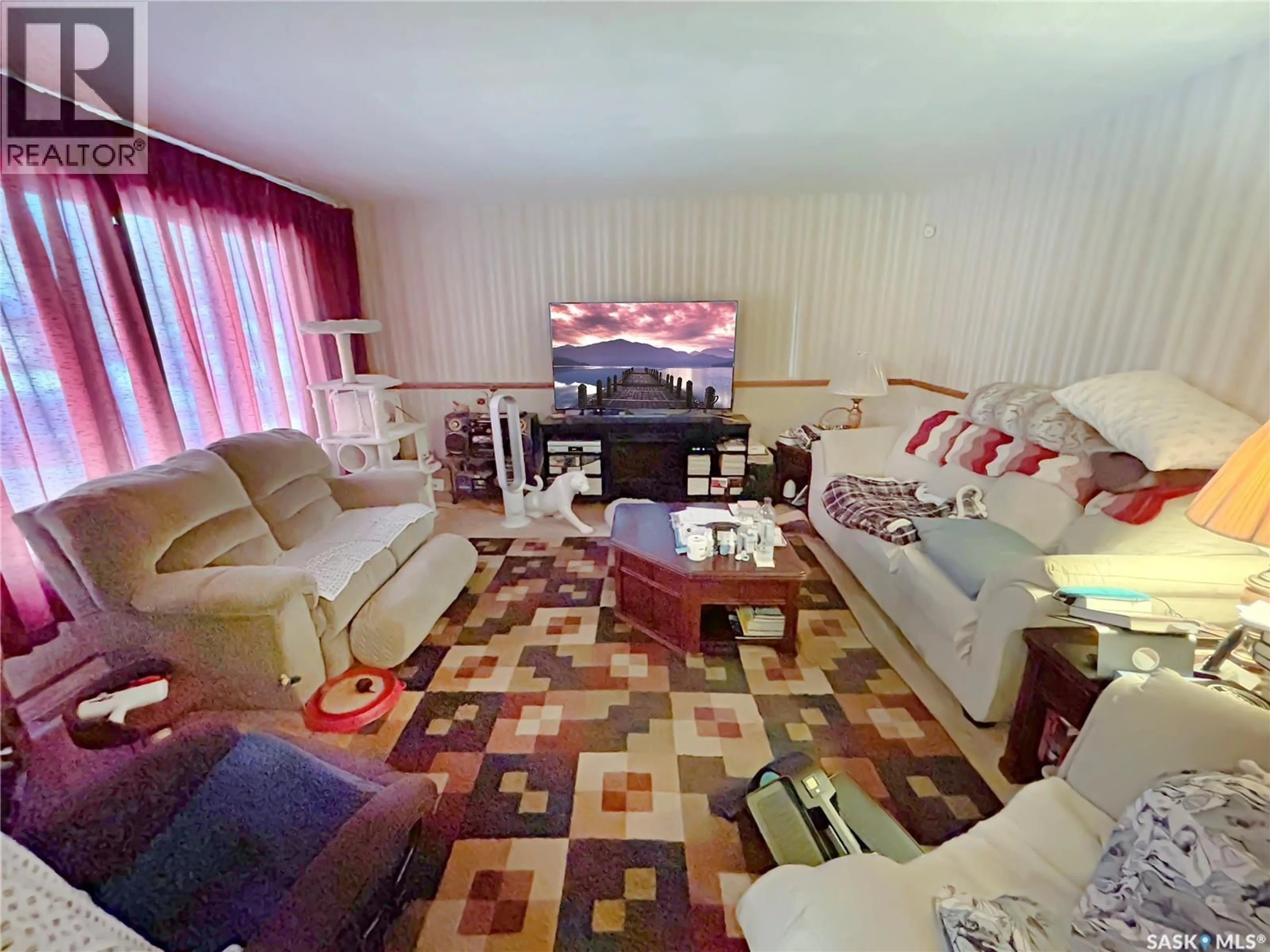 Living room with furniture, unknown for 253 LLOYD CRESCENT, Saskatoon Saskatchewan S7L4Y9