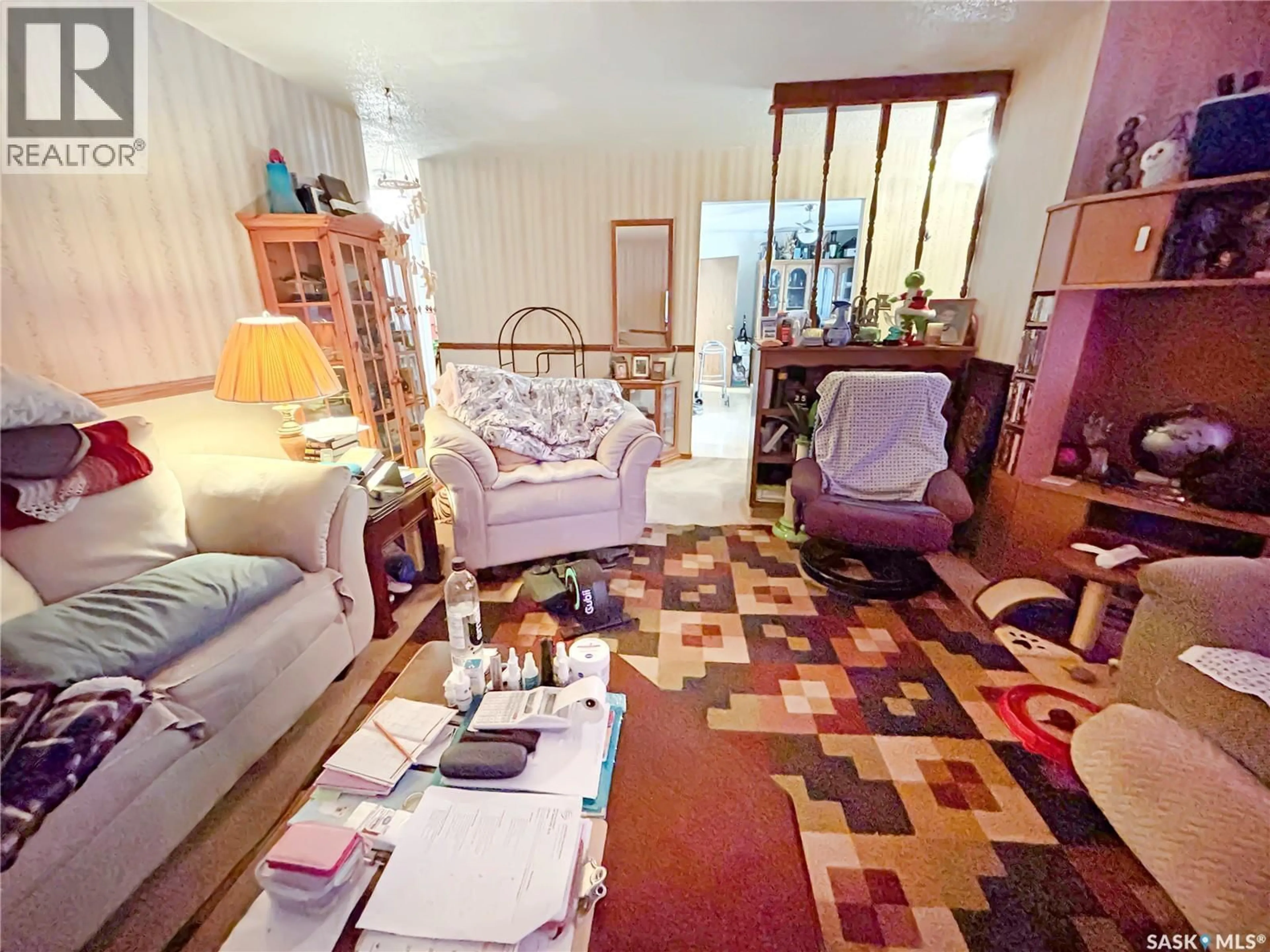 Living room with furniture, unknown for 253 LLOYD CRESCENT, Saskatoon Saskatchewan S7L4Y9