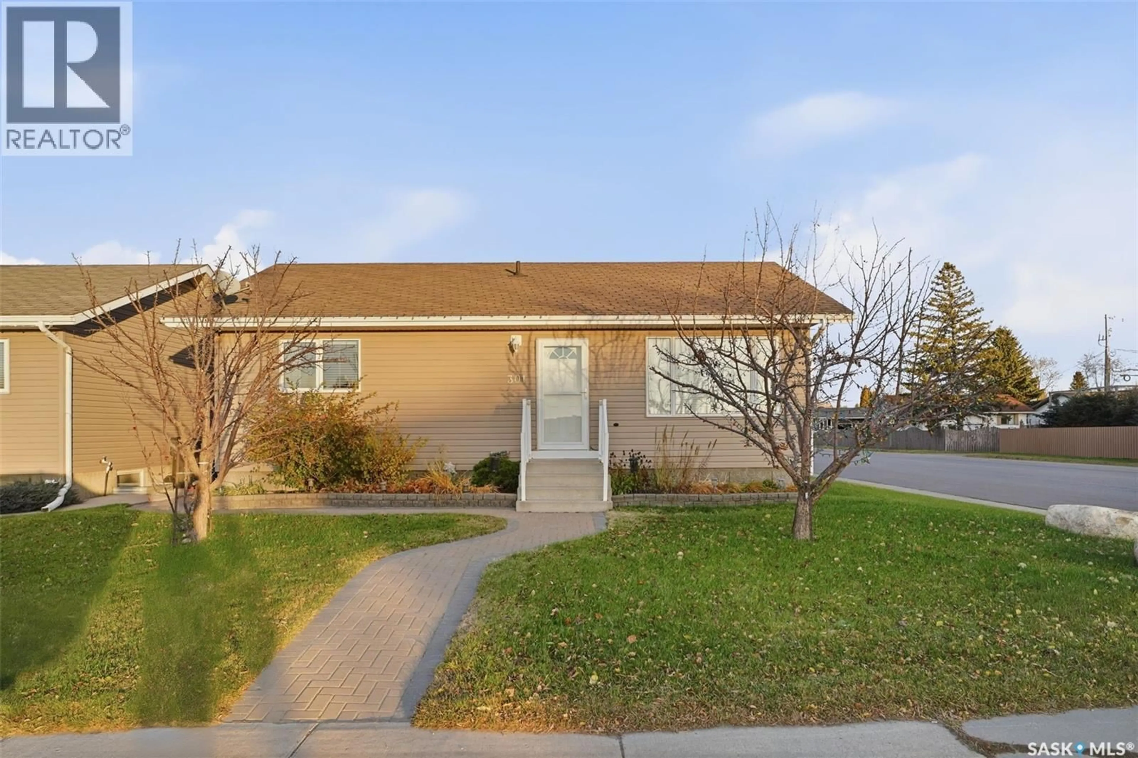 Home with vinyl exterior material, street for 301 1ST AVENUE N, Martensville Saskatchewan S0K2T2