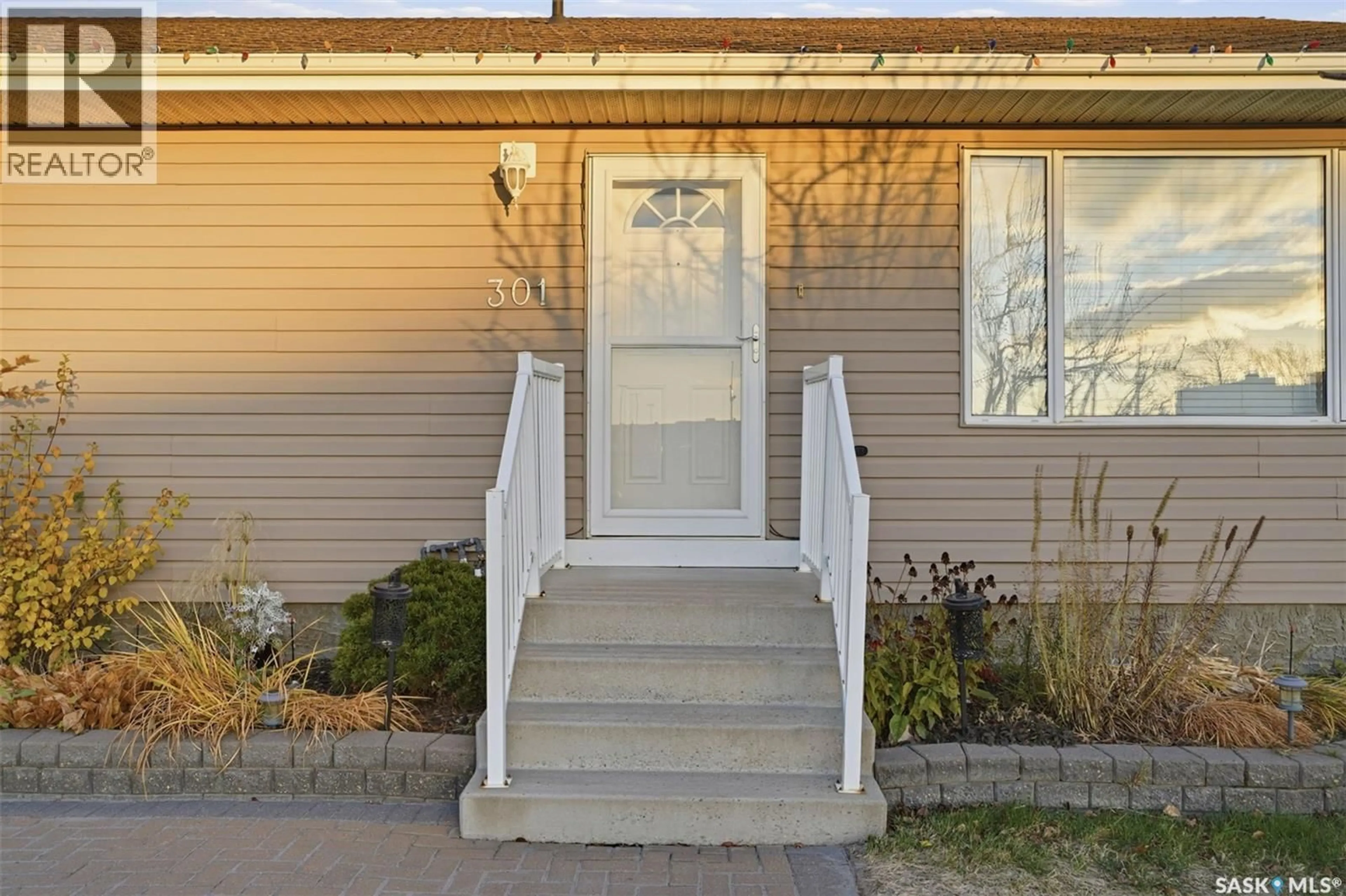 Home with vinyl exterior material, street for 301 1ST AVENUE N, Martensville Saskatchewan S0K2T2