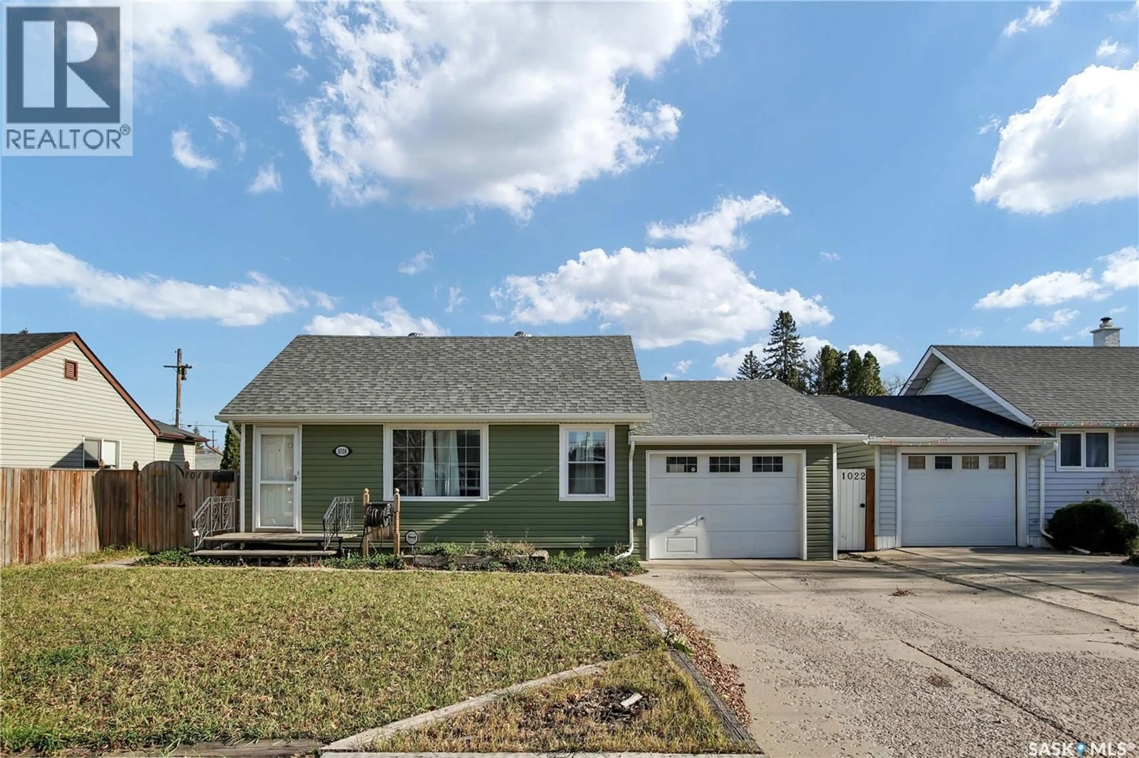 Home with vinyl exterior material, street for 1018 O AVENUE, Saskatoon Saskatchewan S7M1Z6