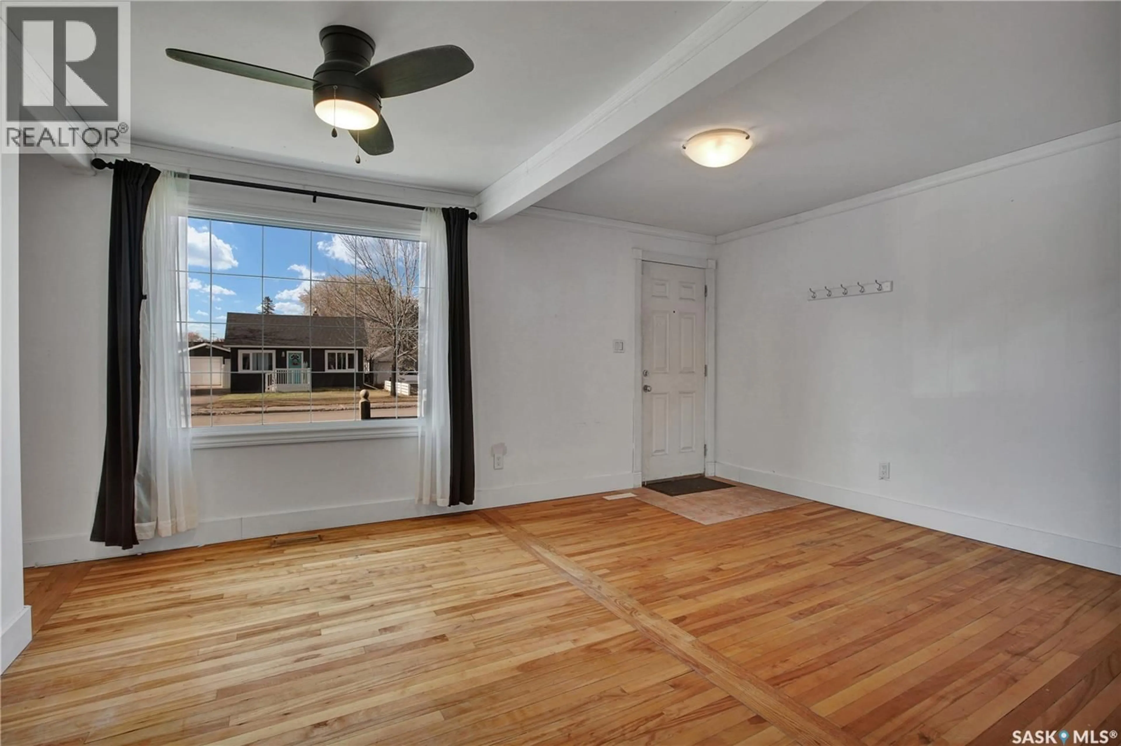 A pic of a room for 1018 O AVENUE, Saskatoon Saskatchewan S7M1Z6