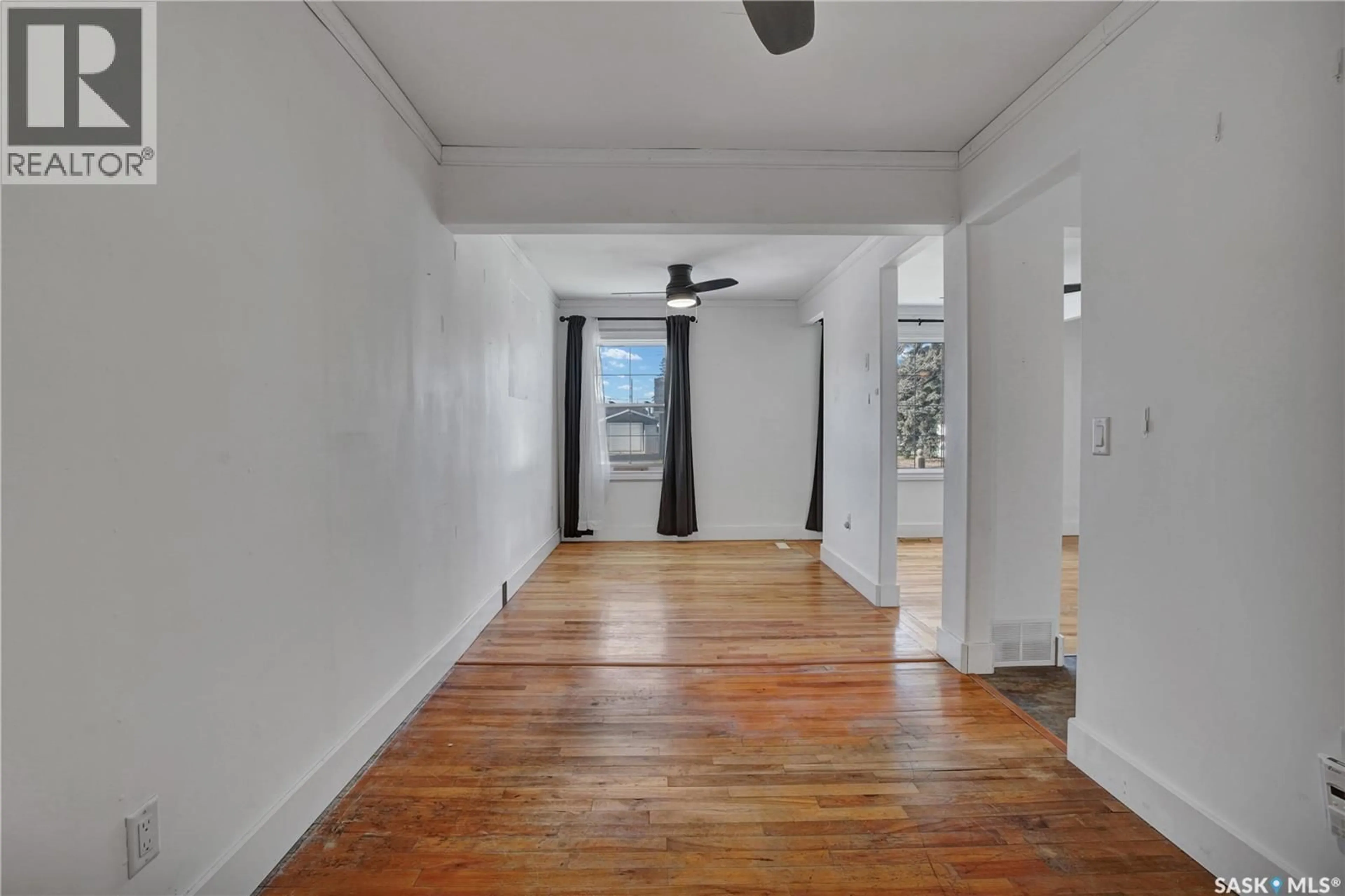 A pic of a room for 1018 O AVENUE, Saskatoon Saskatchewan S7M1Z6